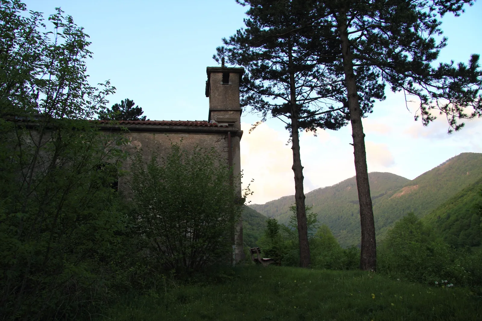 Photo showing: The middle-age churchin Pičulini, čepovan, Slovenjia