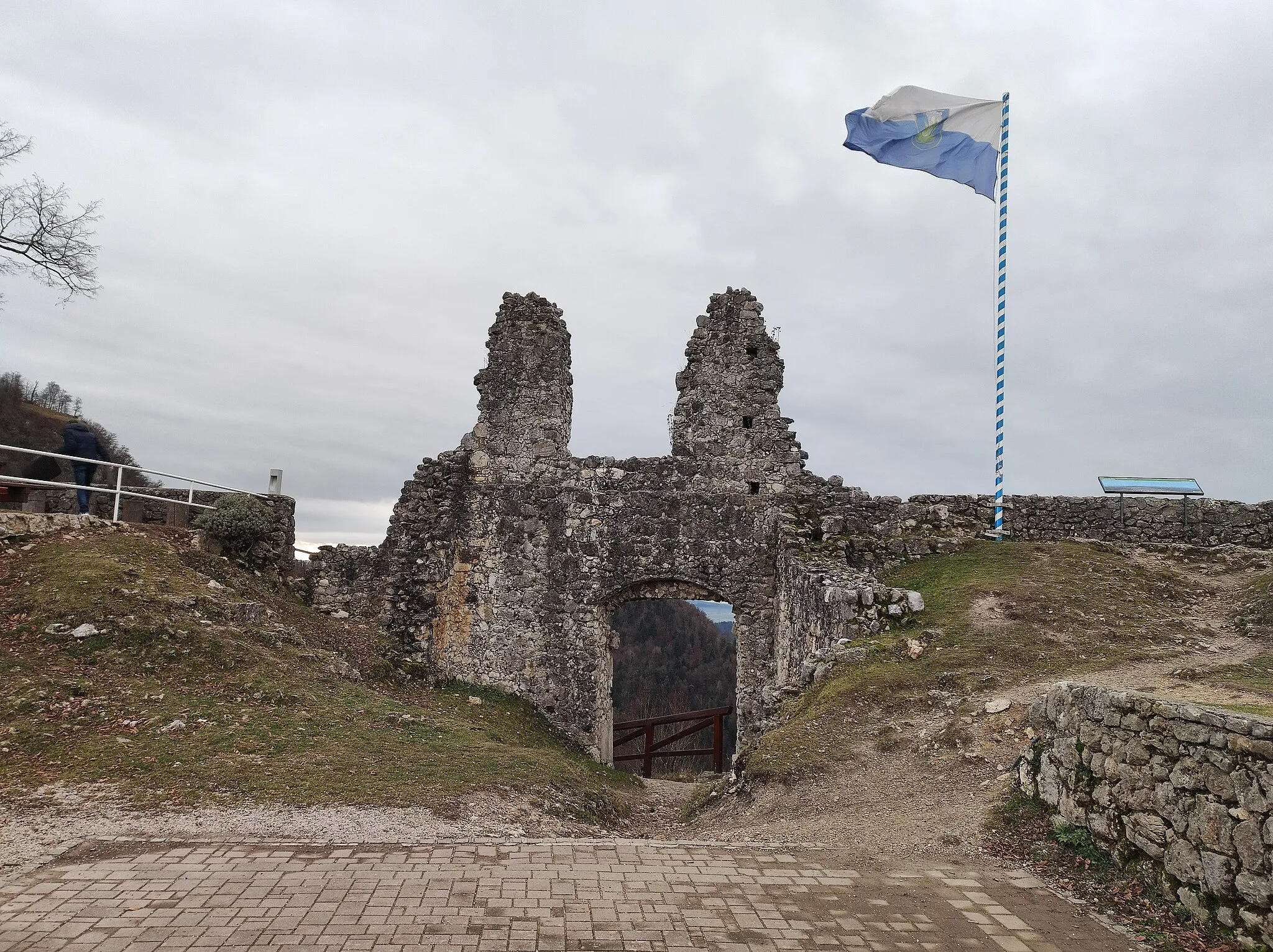 Photo showing: Ruins of the Kamnikm Upper (a.k.a. Old) Castle.