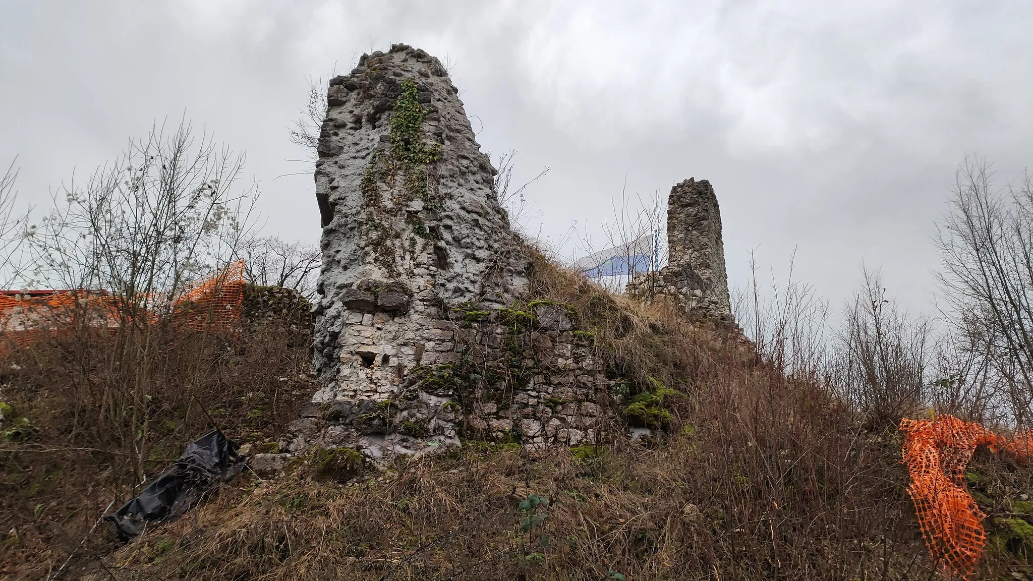 Photo showing: Ruins of the Kamnikm Upper (a.k.a. Old) Castle.