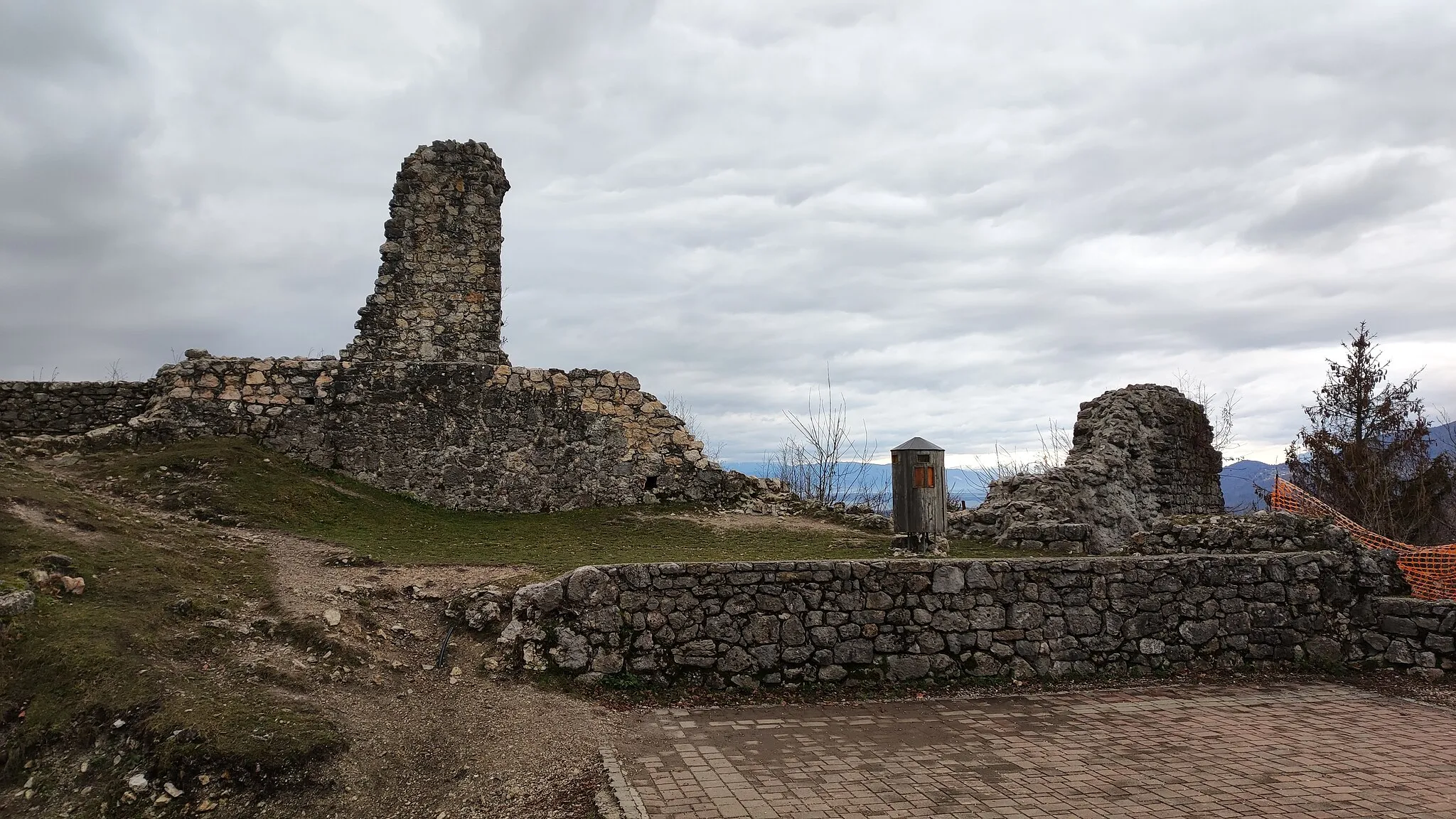 Photo showing: Ruins of the Kamnikm Upper (a.k.a. Old) Castle.