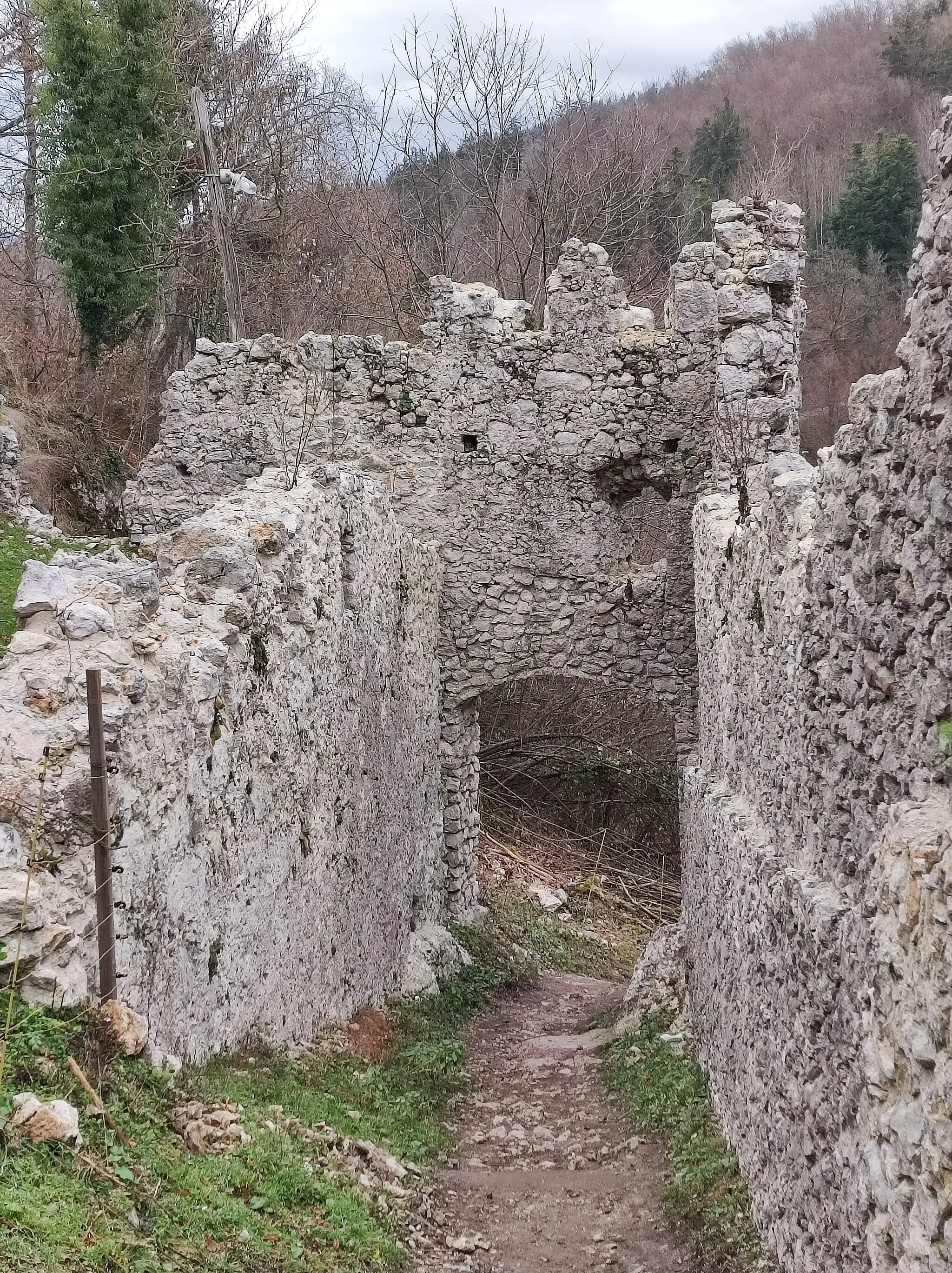 Photo showing: Ruins of the Kamnikm Upper (a.k.a. Old) Castle.