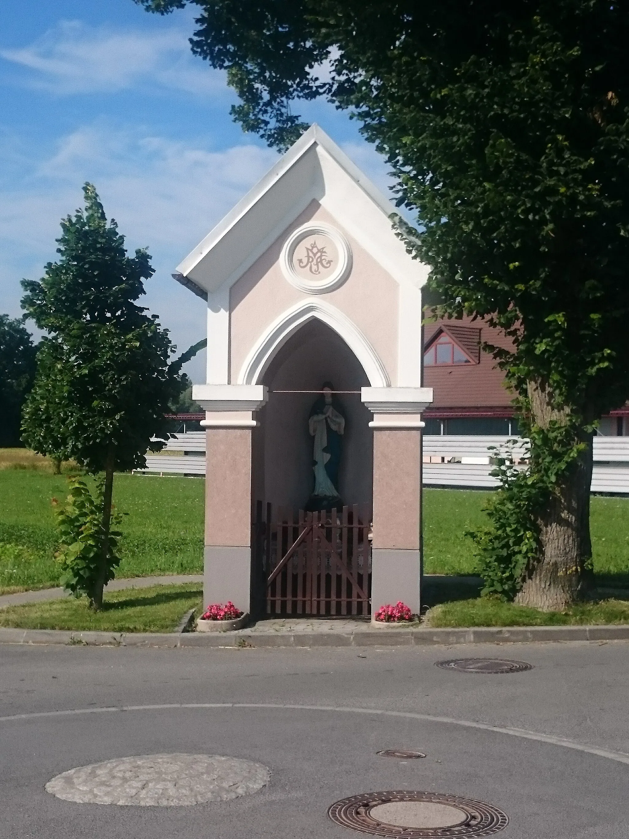 Photo showing: A chapel at a small roundabout in Bišče. Inside there is a statue of St. Francis.