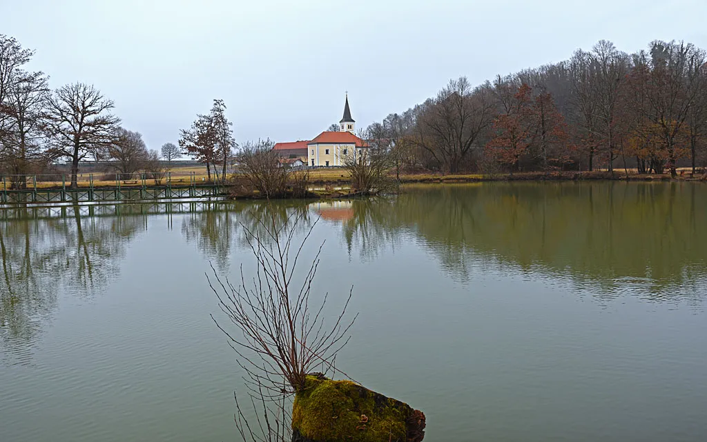 Photo showing: Boštanj pond and St. Martin