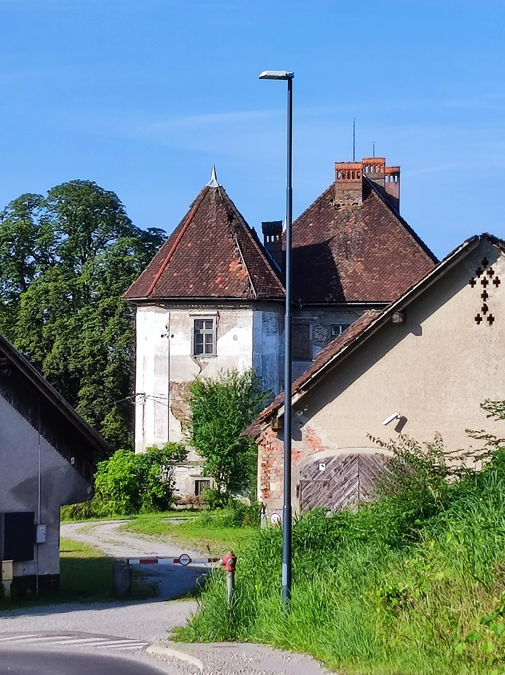 Photo showing: Northeastern tower of the Bokalce Castle.