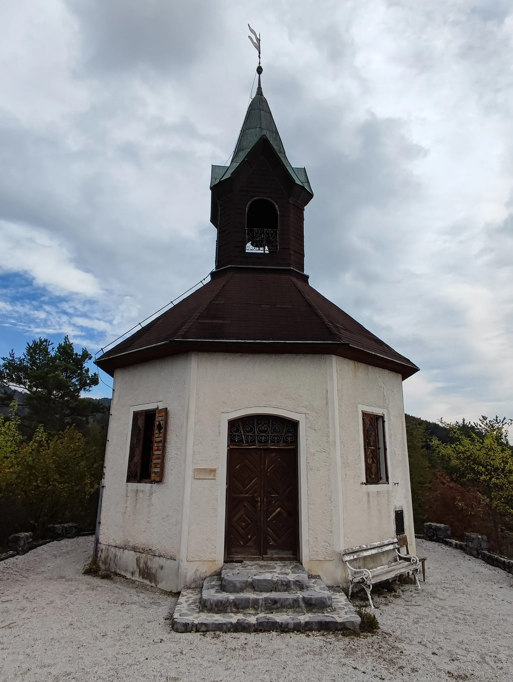 Photo showing: Octagonal gloriette, located on the peak of the Stari grad or Kalvarija hill above the Polhov Gradec downtown. In 1853 it was converted into a chapel where the town's calvary, starting from the town's church, concludes.