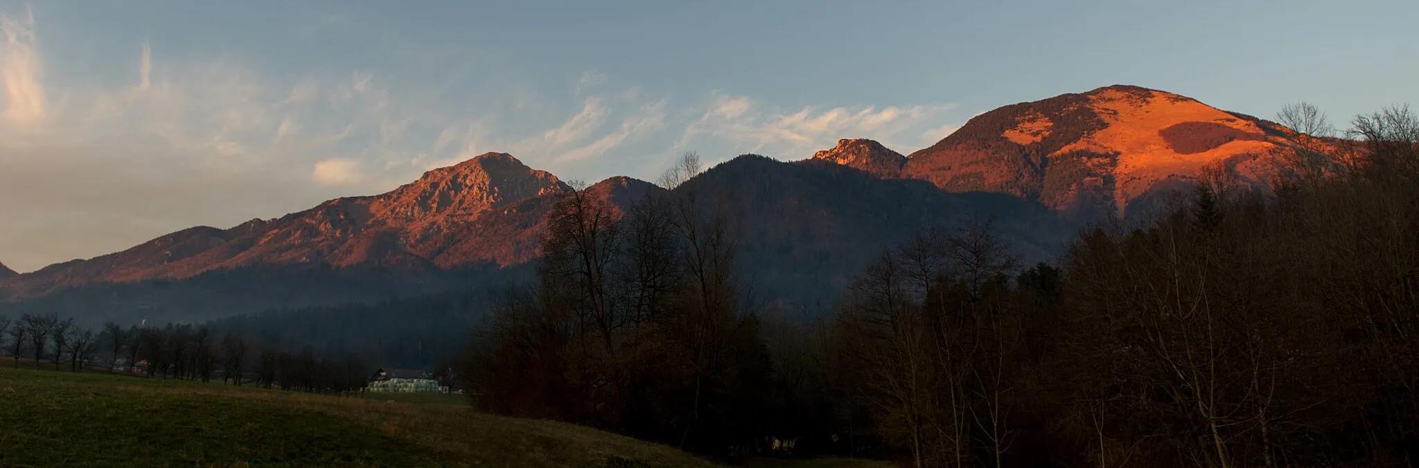 Photo showing: The Zaplata mountain range north of Preddvor