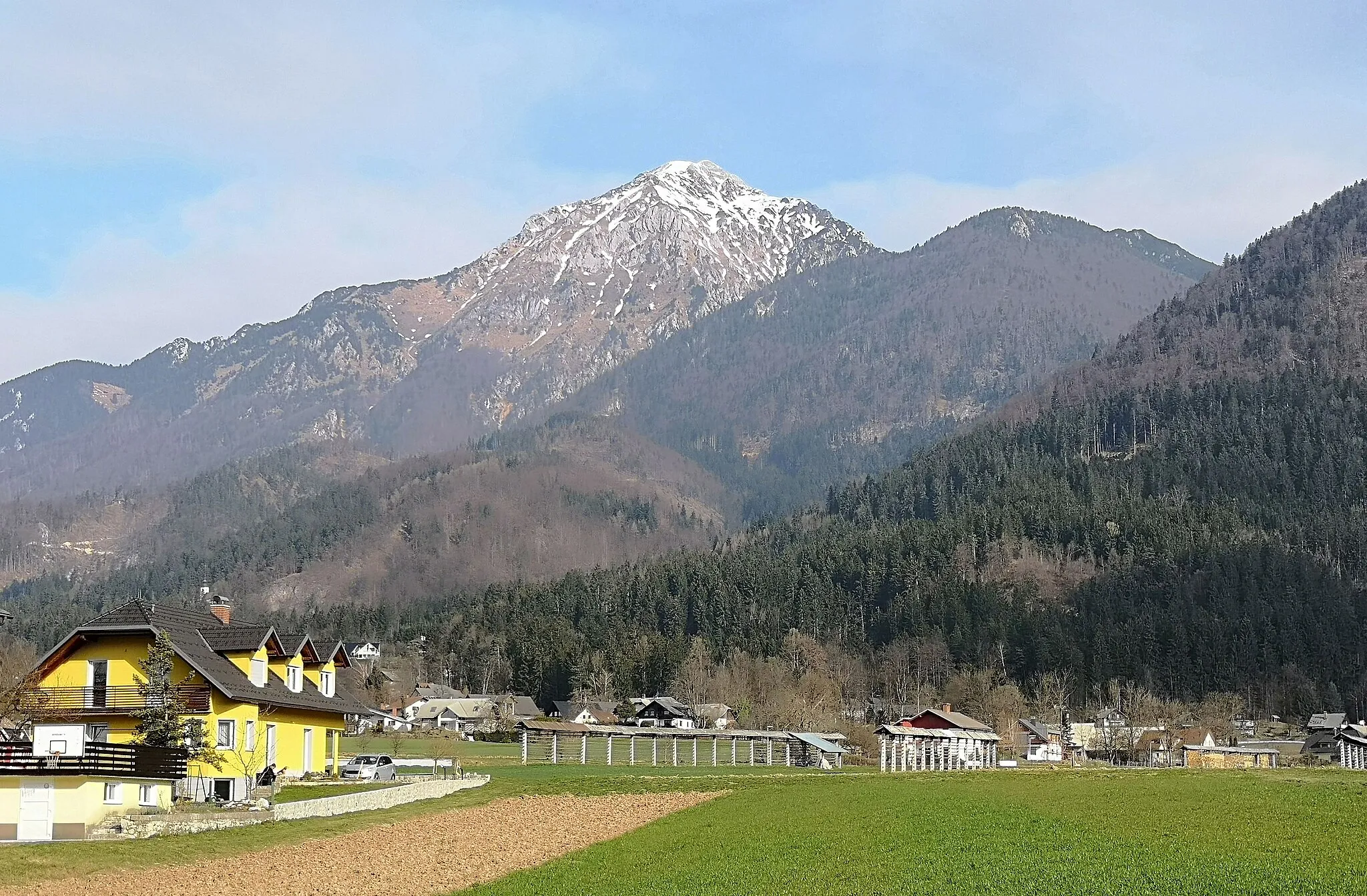 Photo showing: View of Nova Vas and Mt. Storžič from Preddvor.