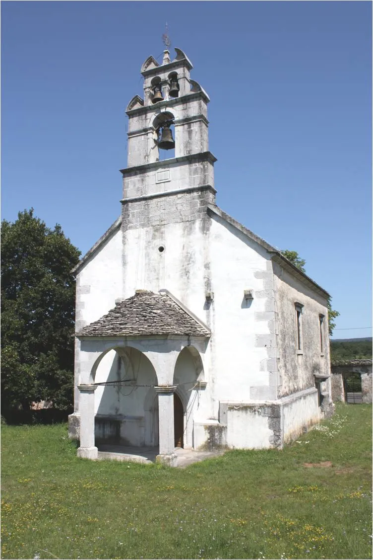 Photo showing: Assumption of the Virgin Mary Church in Šmarje pri Sežani (Municipality of Sežana), southwestern Slovenia. The church was built in a late-Gothic style in the early 16th century, whereas the church tower was built in 1668. It belongs to the Parish of Sežana.