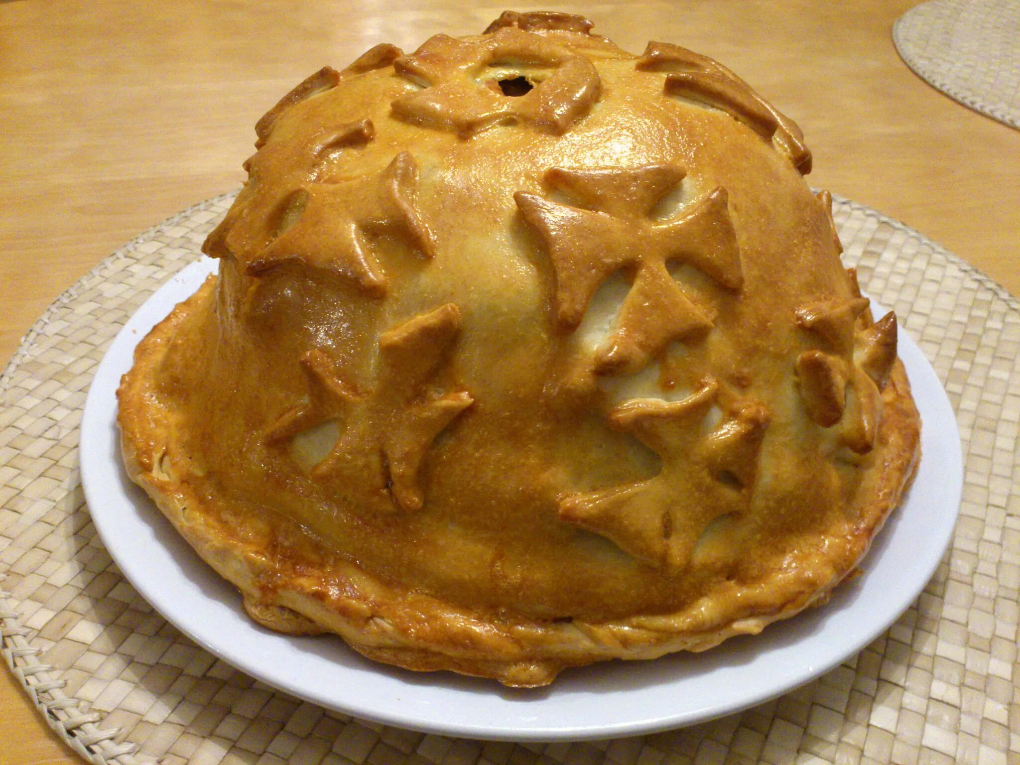 Photo showing: Kurnik, tradional big russian pie for celebration table. Filled with slices of chicken, mushrooms, blini, rice, eggs