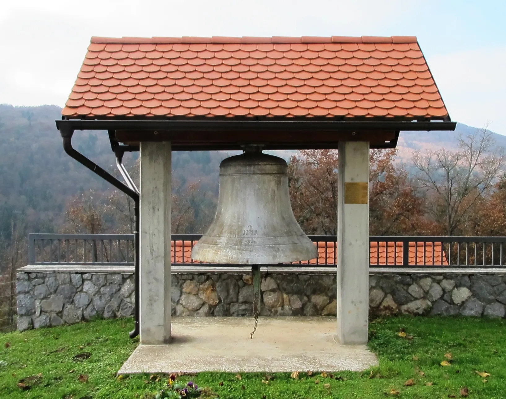 Photo showing: Church bell at Kopanj Hill, Velika Račna, Municipality of Grosuplje, Slovenia. The bell hung in the church bell tower from 29 March 1925 to 15 December 1996, is made of steel, and is tuned to D. It was cast in Jesenice and weighs 1344 kilograms.