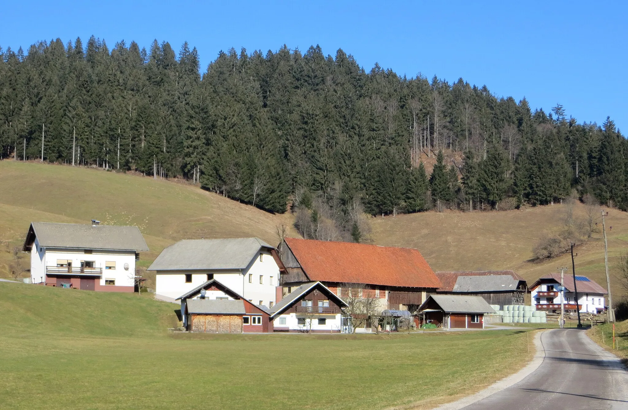 Photo showing: The hamlet of Hlevišar in Hleviše, Municipality of Logatec, Slovenia