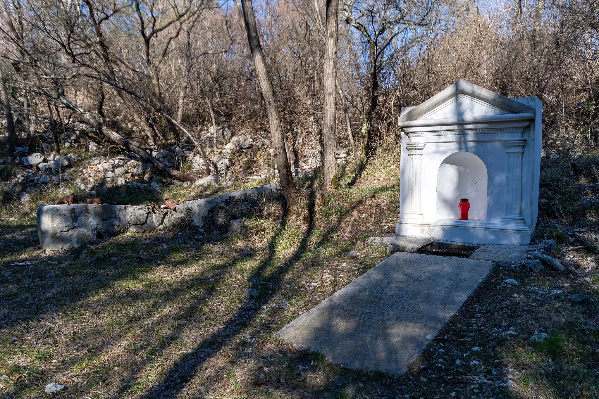 Photo showing: Nagrobni spomenik na nekdanjem italijanskem pokopališču, ki se nahaja ob poti proti Cerju.