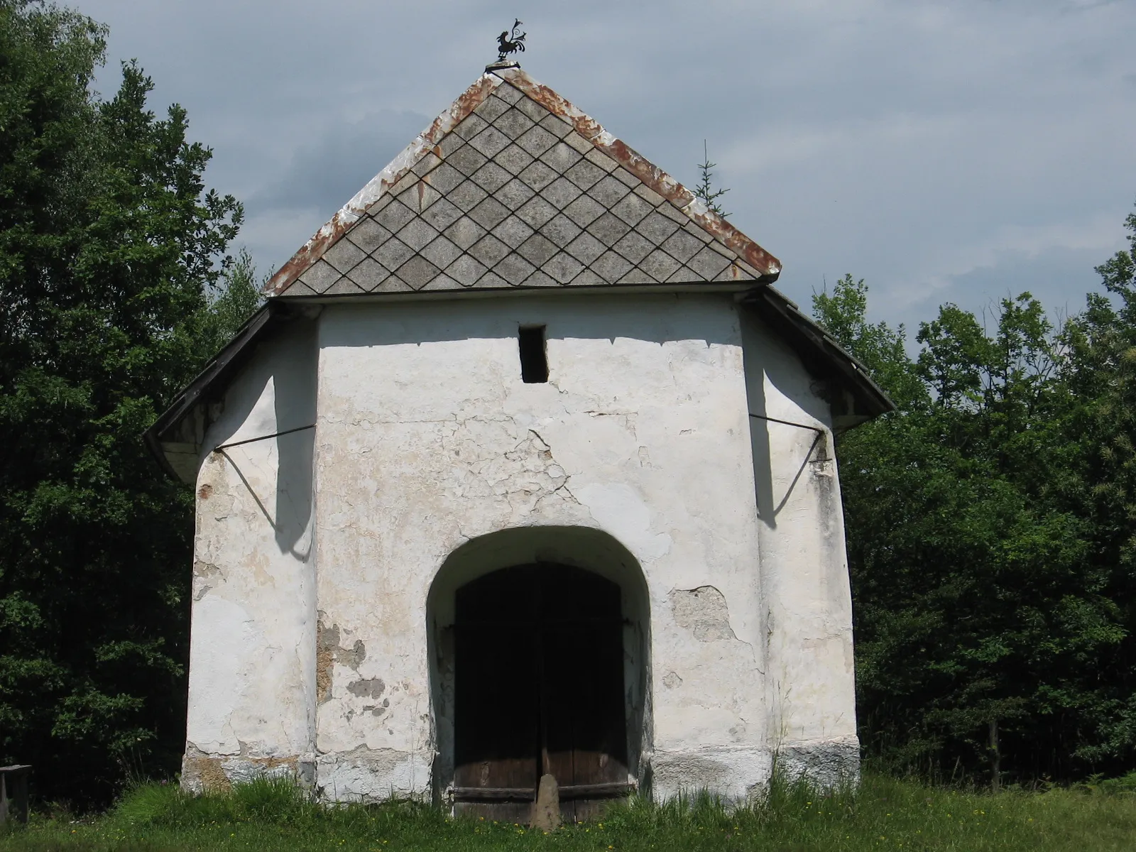 Photo showing: Kapela sv. Bernarda, ki stoji na najvišji točki razloženega naselja.