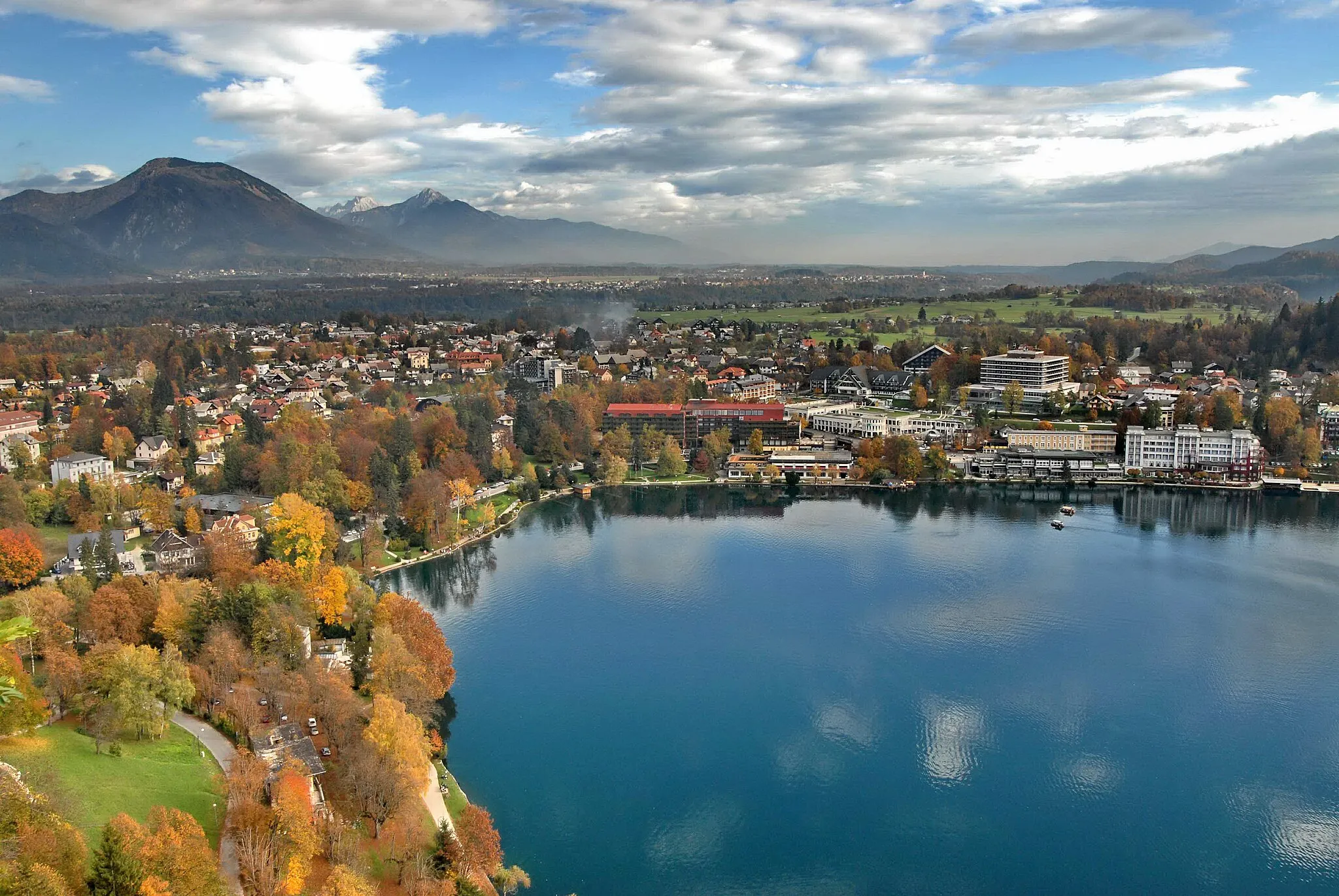 Photo showing: Lake Bled from the Bled Castle