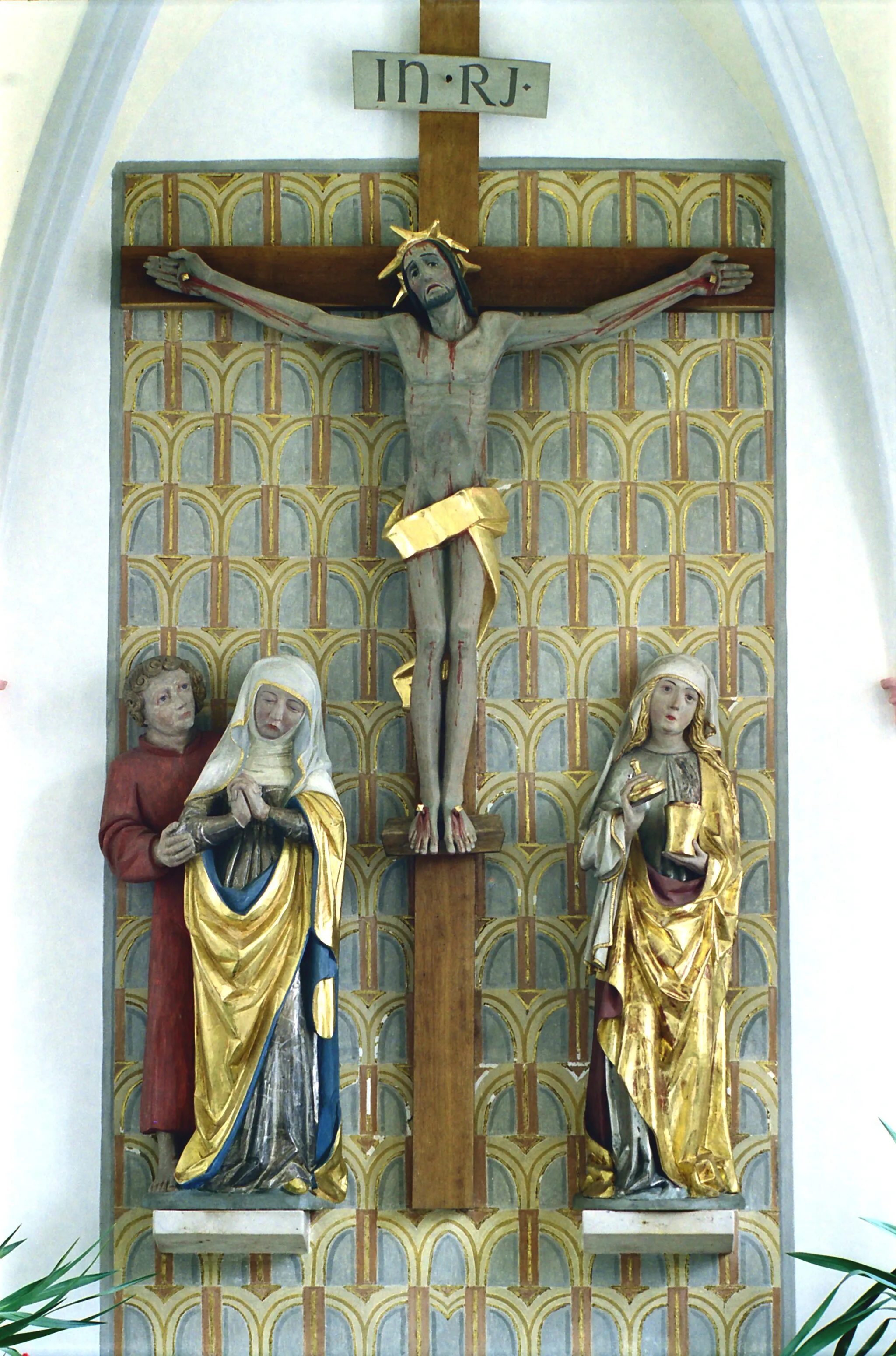 Photo showing: Kreuzgruppe in der Pfarrkirche St. Wolfgang in Blöcktach, modern von Otto Kobel, hl. Maria Magdalena jedoch um 1490
