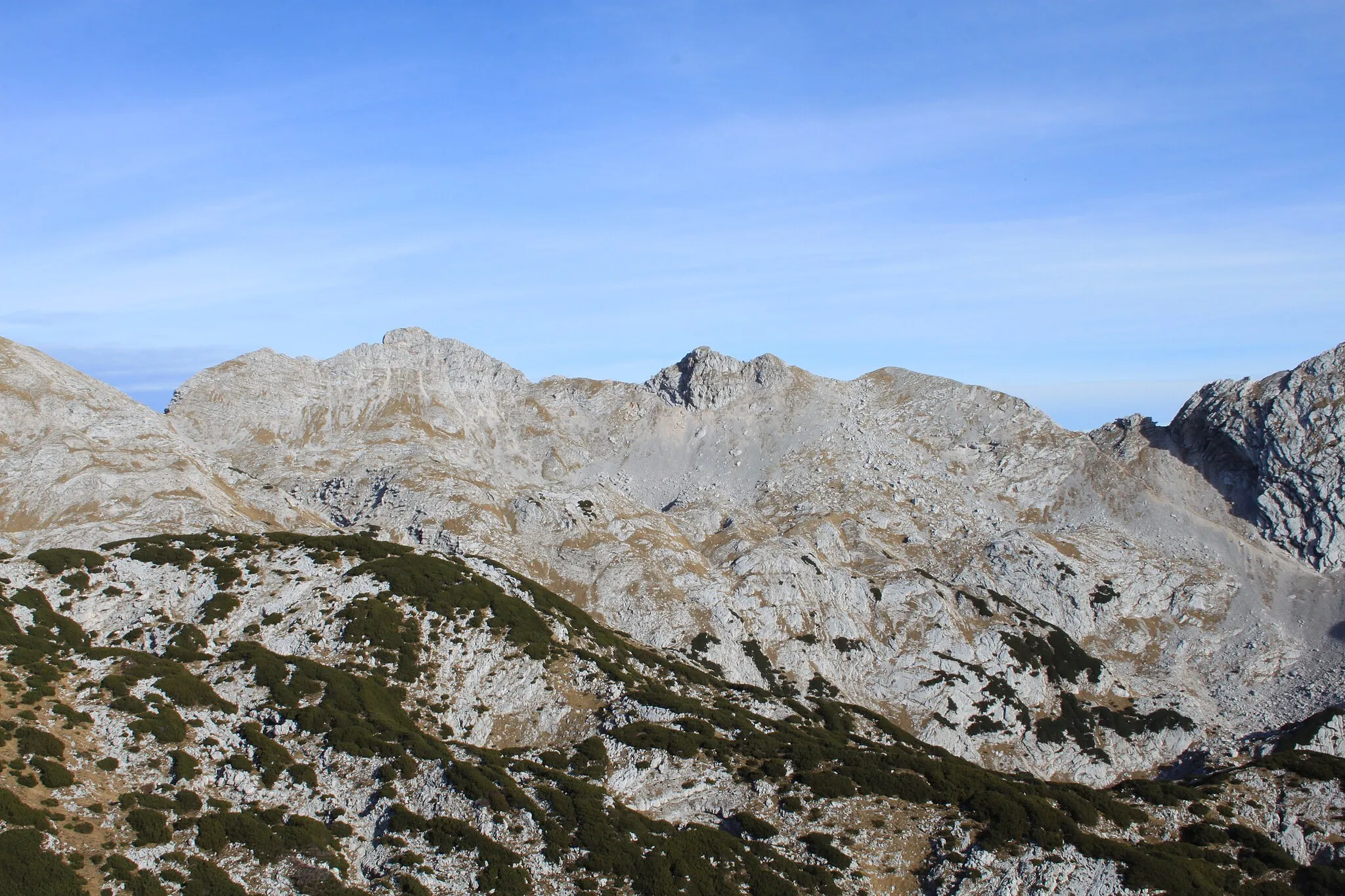 Photo showing: Crest of Podrta gora (6,761 ft) from southern Tolminski Migovec plateau, Julian Alps, Slovenia.