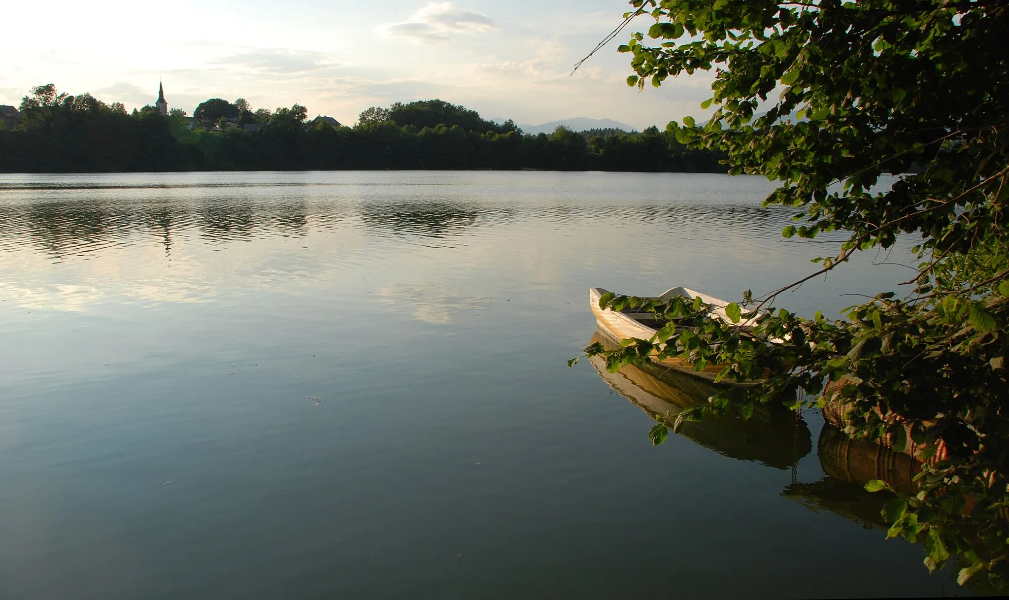 Photo showing: Trboje Lake next to the village of Trboje (Municipality of Šenčur).
