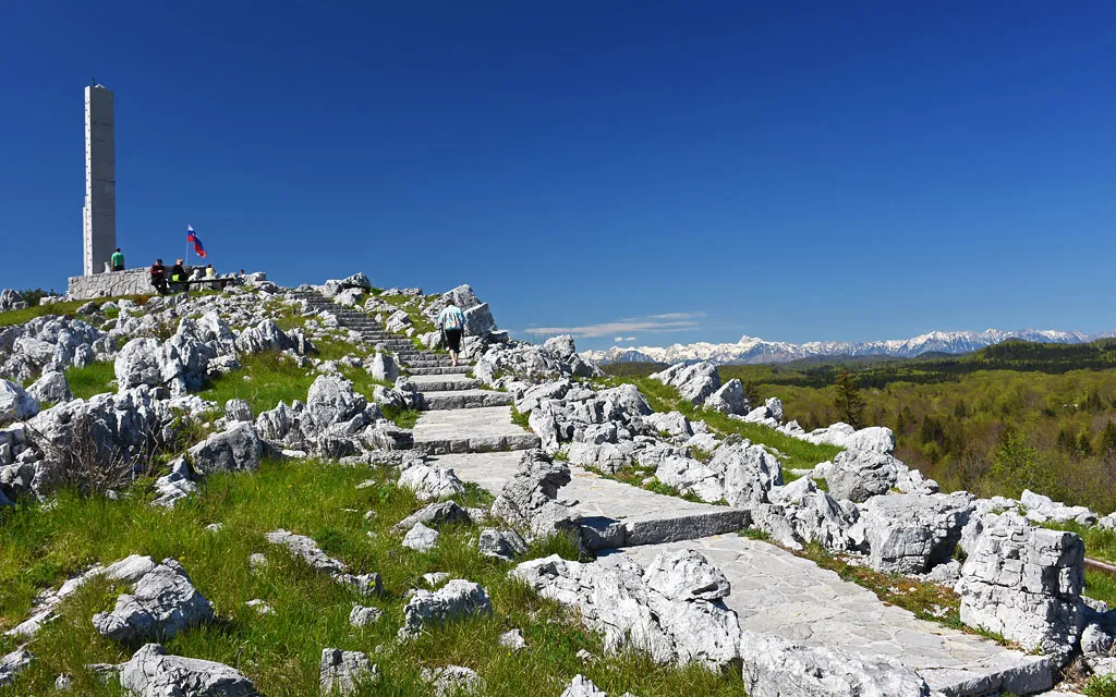 Photo showing: Trnovo memorial is devoted to more than 3000 victims during the World War II.