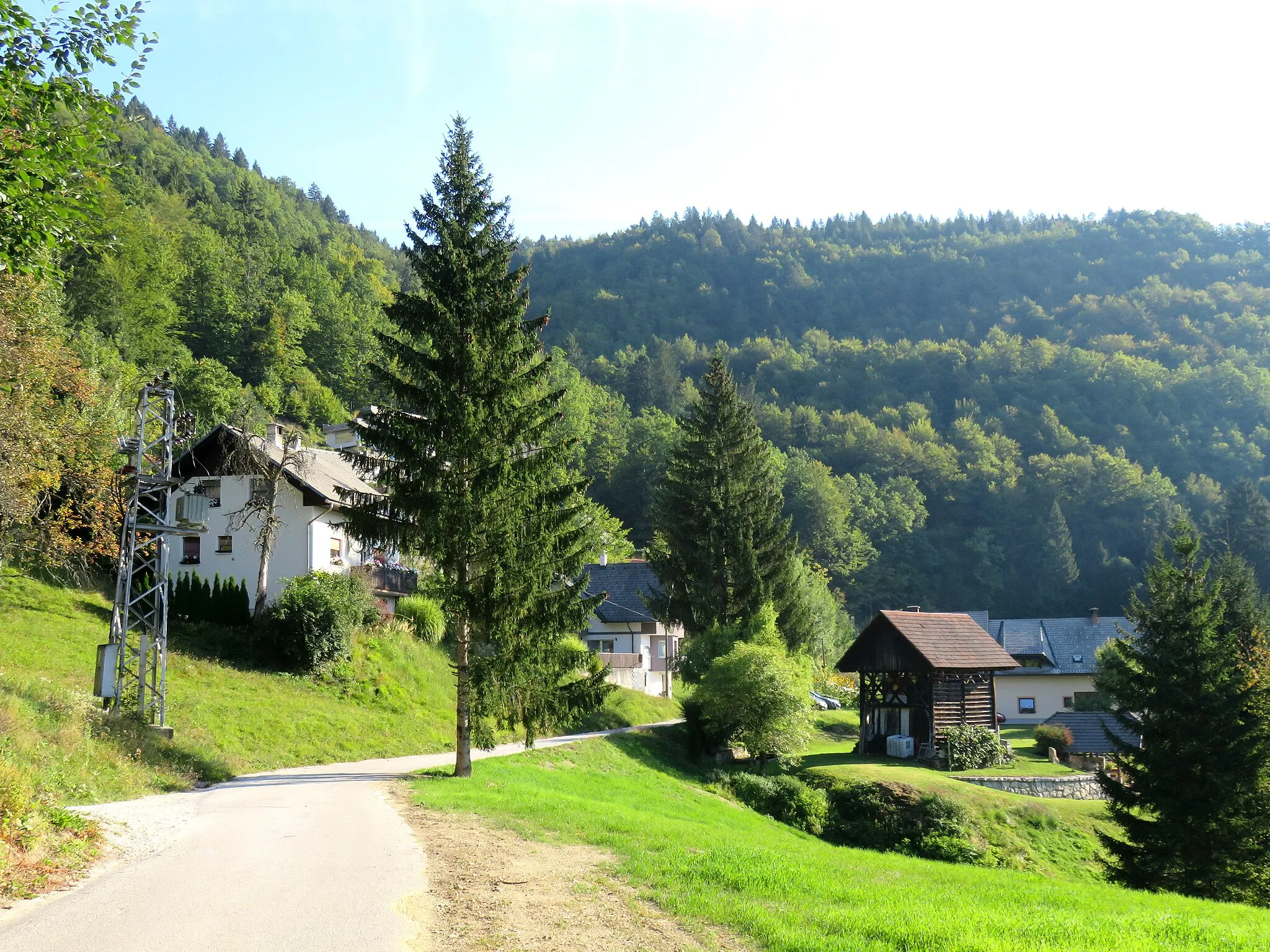 Photo showing: The hamlet of Komar in Gabrška Gora, Municipality of Škofja Loka, Slovenia