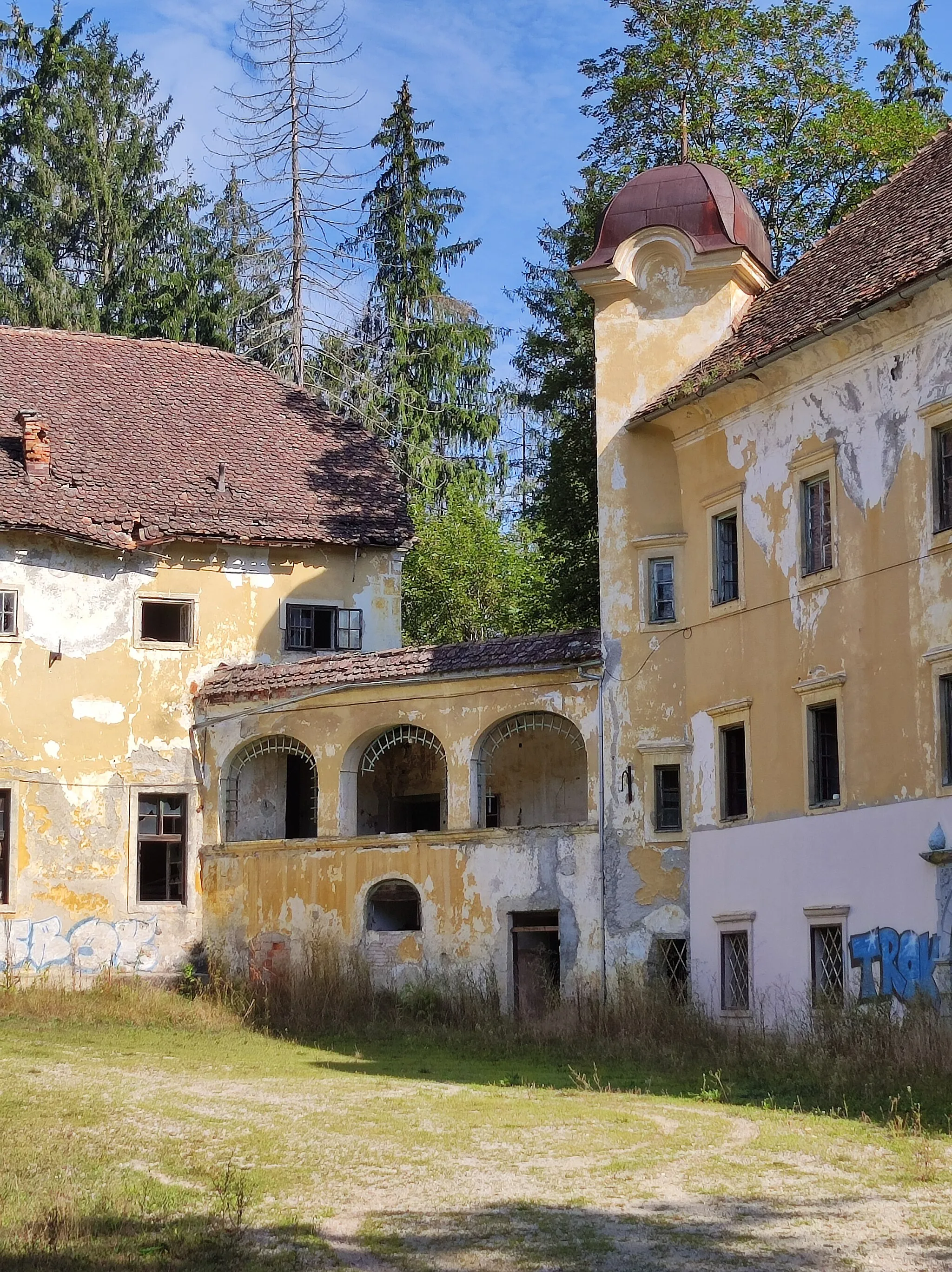 Photo showing: Ponoviče Manor, arcade corridor between both tracts.