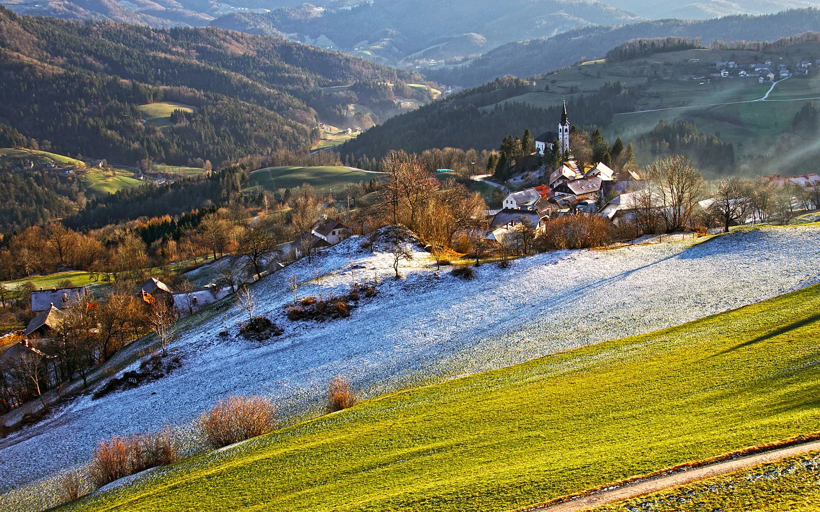 Photo showing: Winter, poor with snow in Javorje.