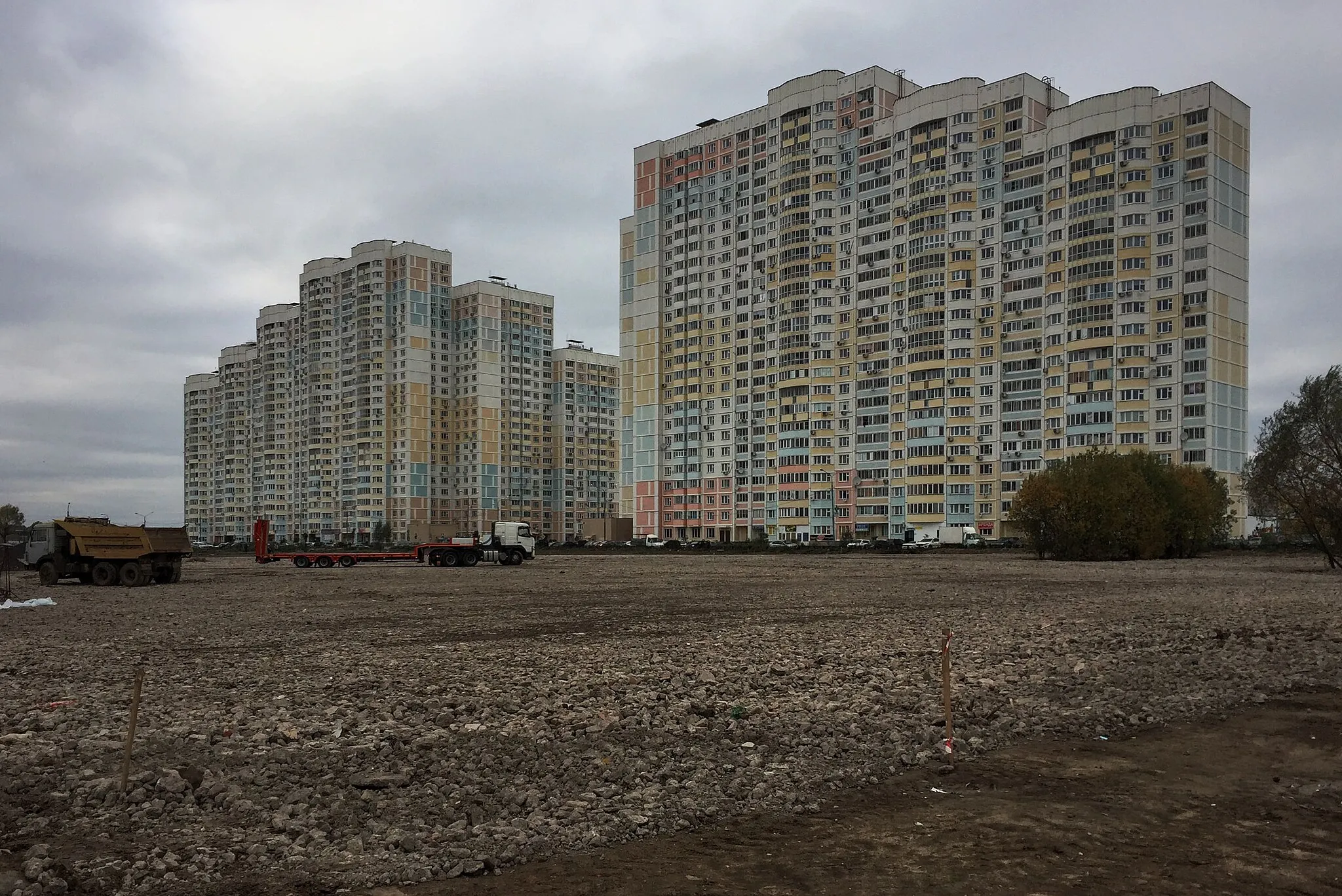 Photo showing: Mytishchi. View of the houses No.12A at Borisovka Street and No.16 at Yubileynaya Street from side of Raspopovoy Boulevard. 2016.