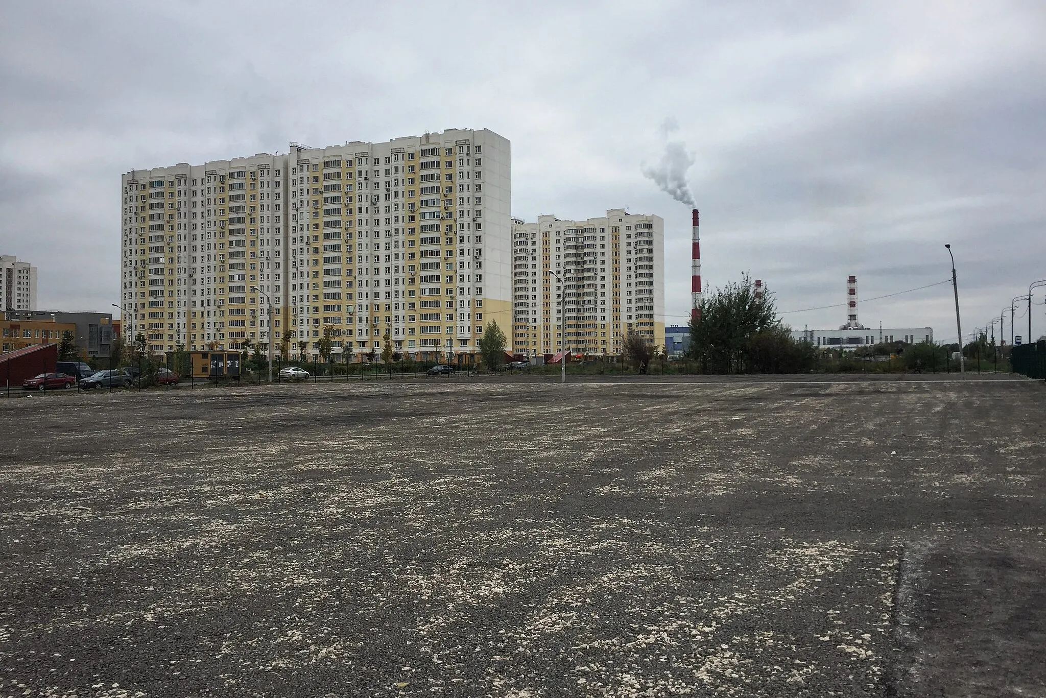 Photo showing: Mytishchi. View of houses No.8A and 8 at Borisovka Street from Raspopovoy Boulevard in 2016.