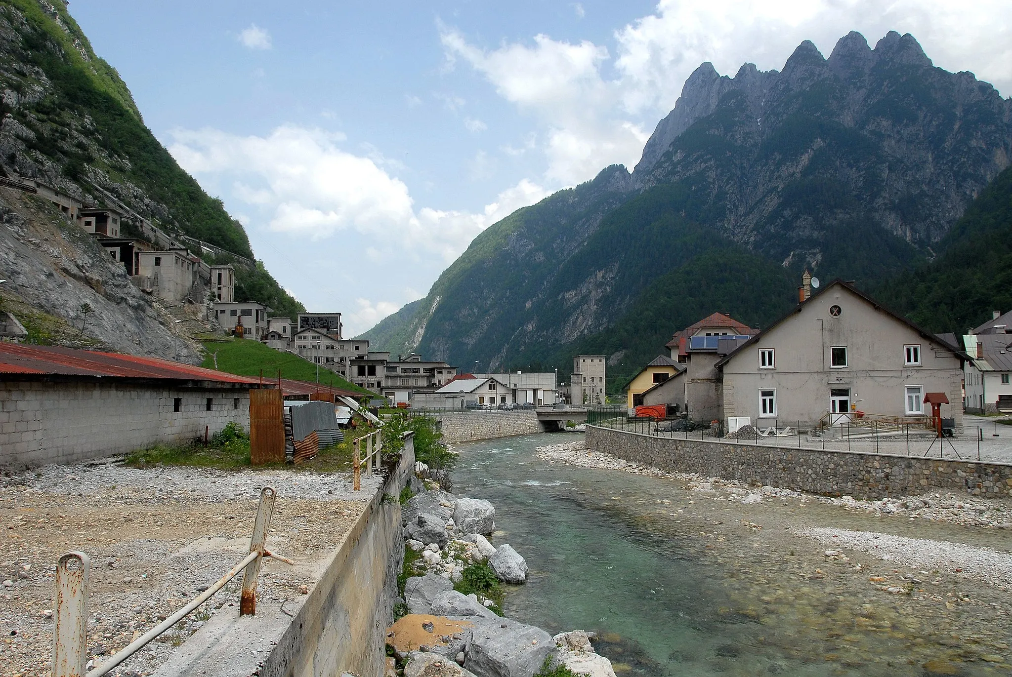 Photo showing: Rio del Lago (Lake brook), Cinque Punte (Five Peak Mountain) and miners village at the locality Cave del Predil (Raibl) in the community Tarvisio, province of Udine, region Friuli-Venezia Giulia, Italy