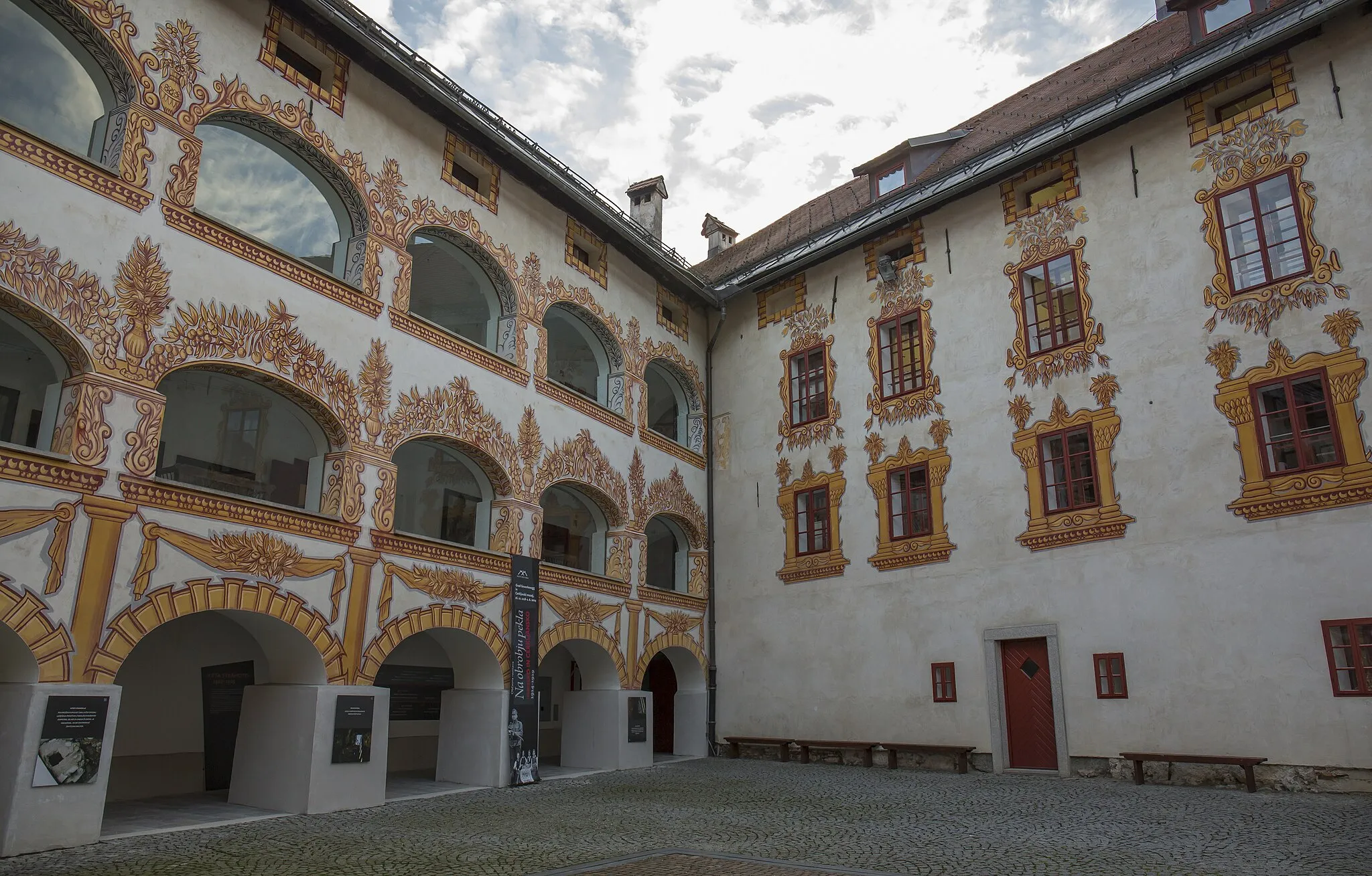 Photo showing: Inner courtyard of the Gewerkenegg Castle, Idrija, Slovenia.
