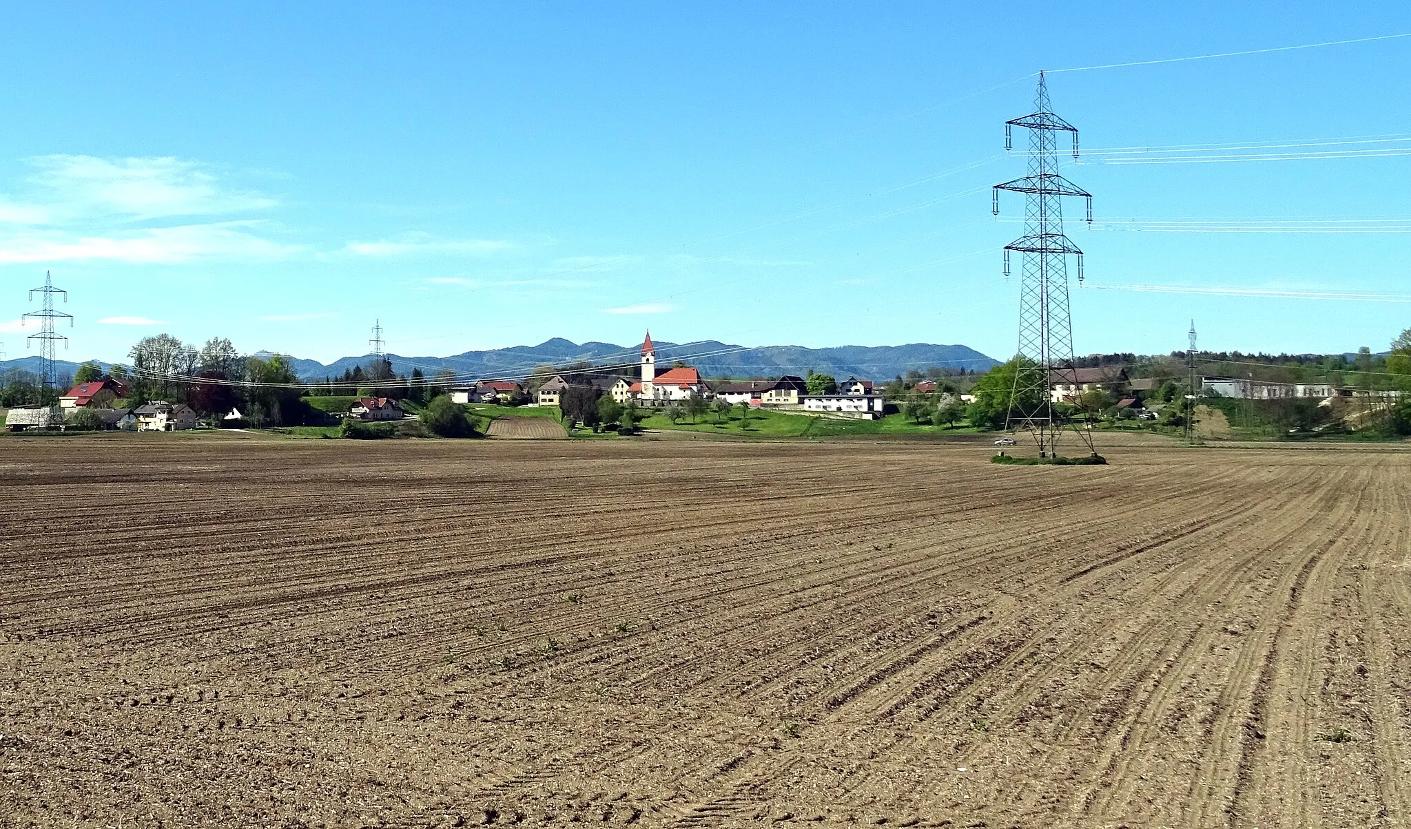 Photo showing: Marktgemeinde Grafenstein, St. Peter, Bezirk Klagenfurt-Land, Kärnten. Ortsansicht von SO mit Pfarrkirche Heilige Petrus und Paulus