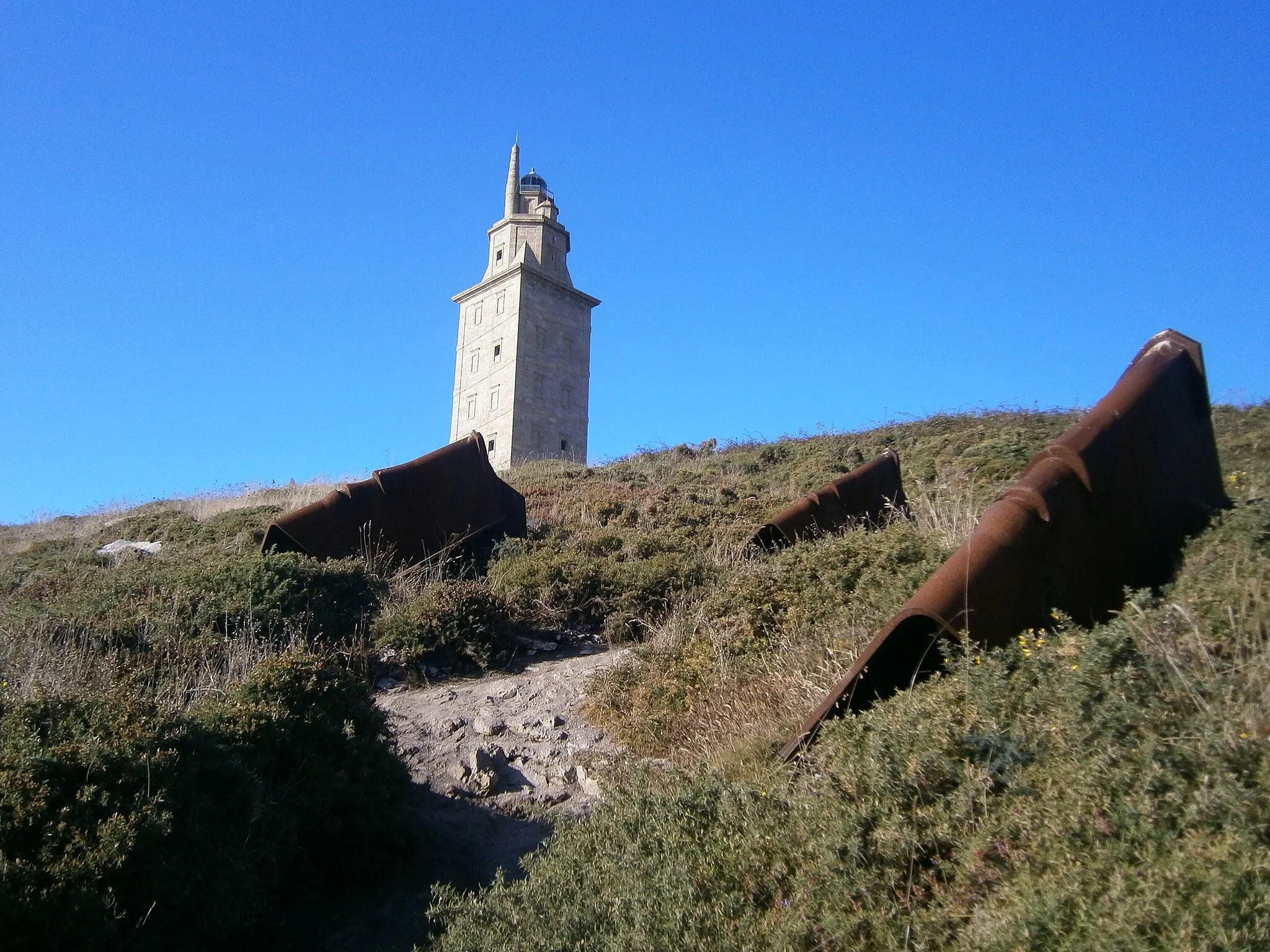 Photo showing: "Gardiáns", de Soledad Penalta, no parque escultórico da Torre de Hércules