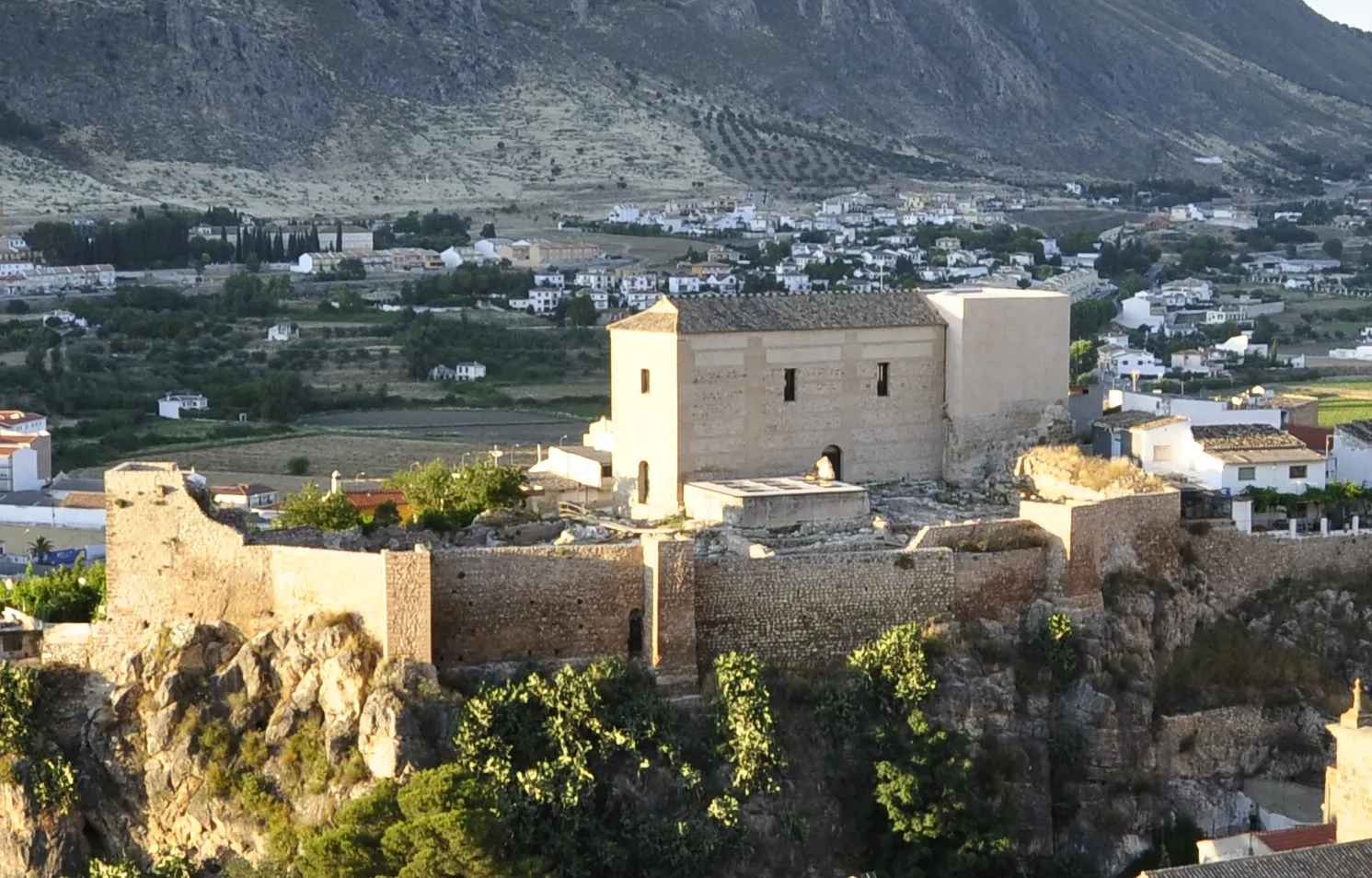 Photo showing: Vista general del casco antiguo y murallas de Loja