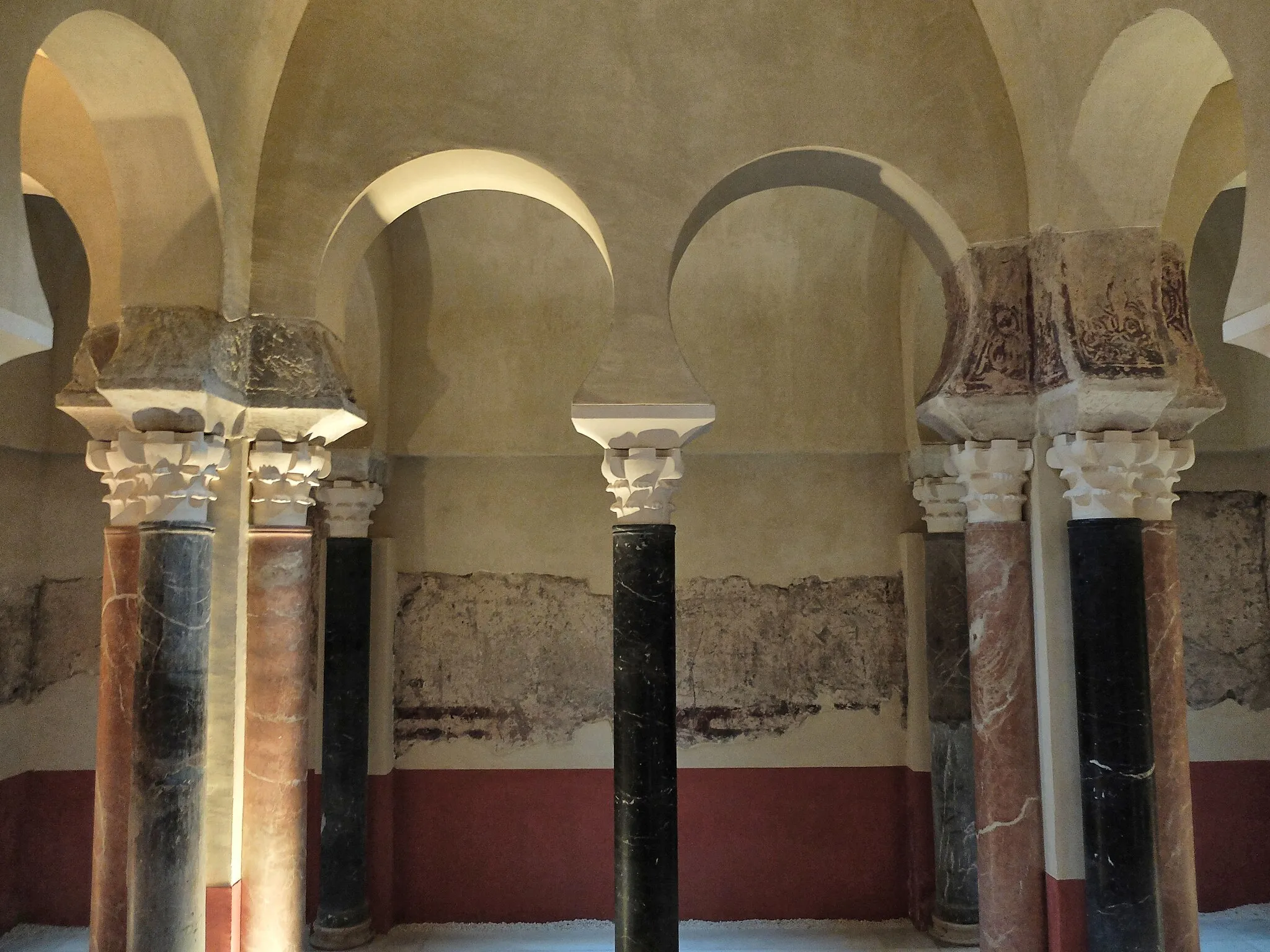 Photo showing: The Baños califales, a reconstructed hammam (bathhouse) complex in Cordoba.
The warm room of the caliphate-era bathhouse of the complex.