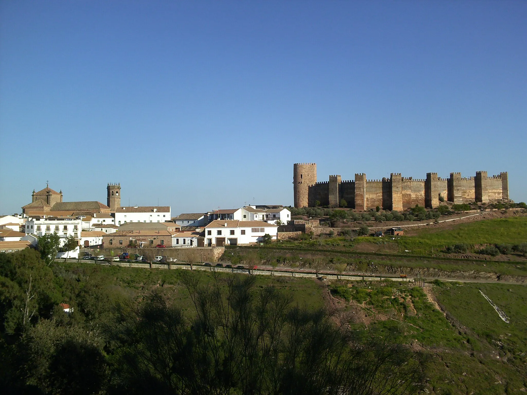 Photo showing: Vista de Baños de la Encina, con el castillo de Burgalimar y la iglesia de San Mateo.