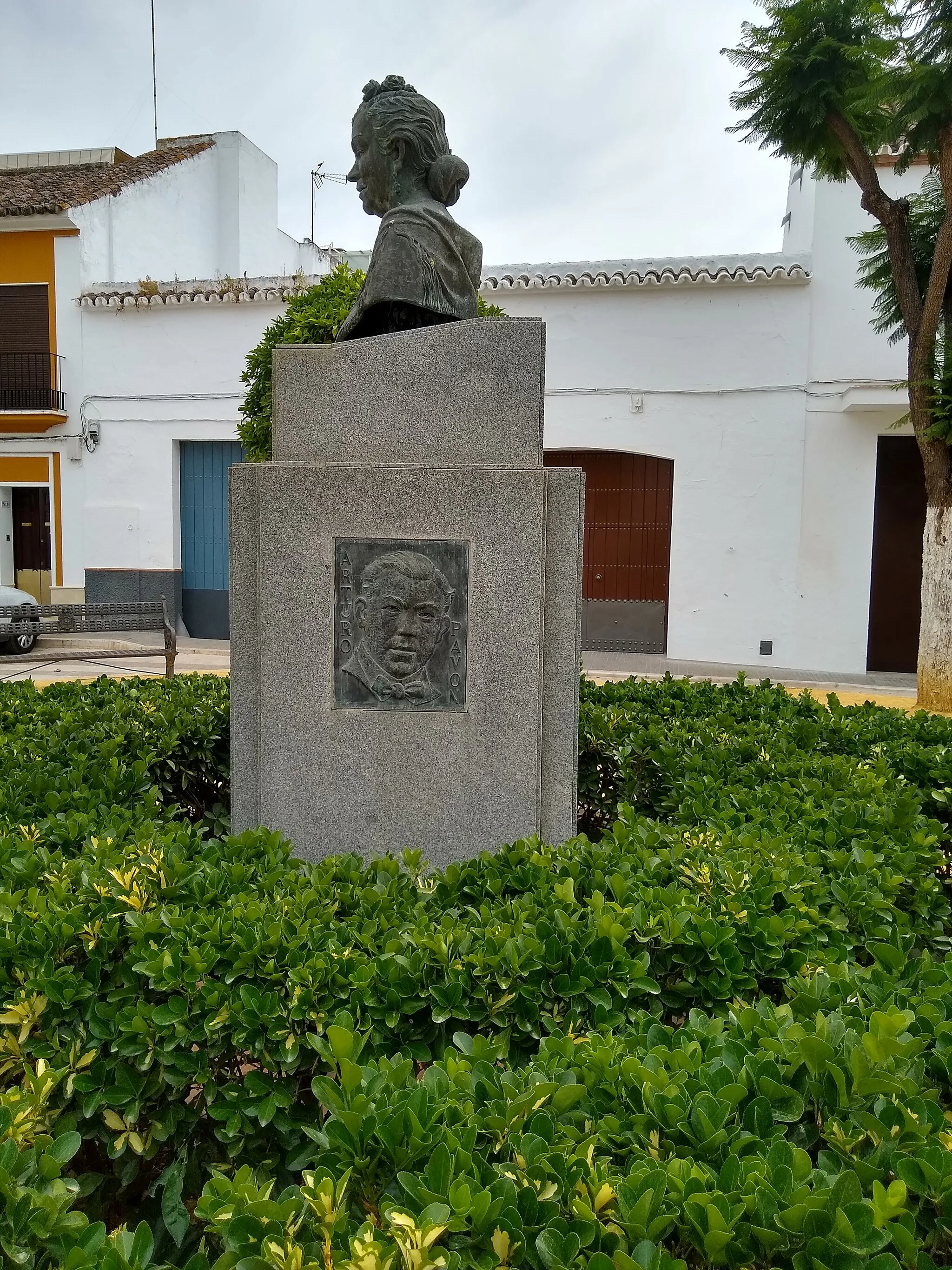 Photo showing: Monumento a la Niña de los Peines con placa de Arturo Pavón. Arahal, provincia de Sevilla, Andalucía, España.