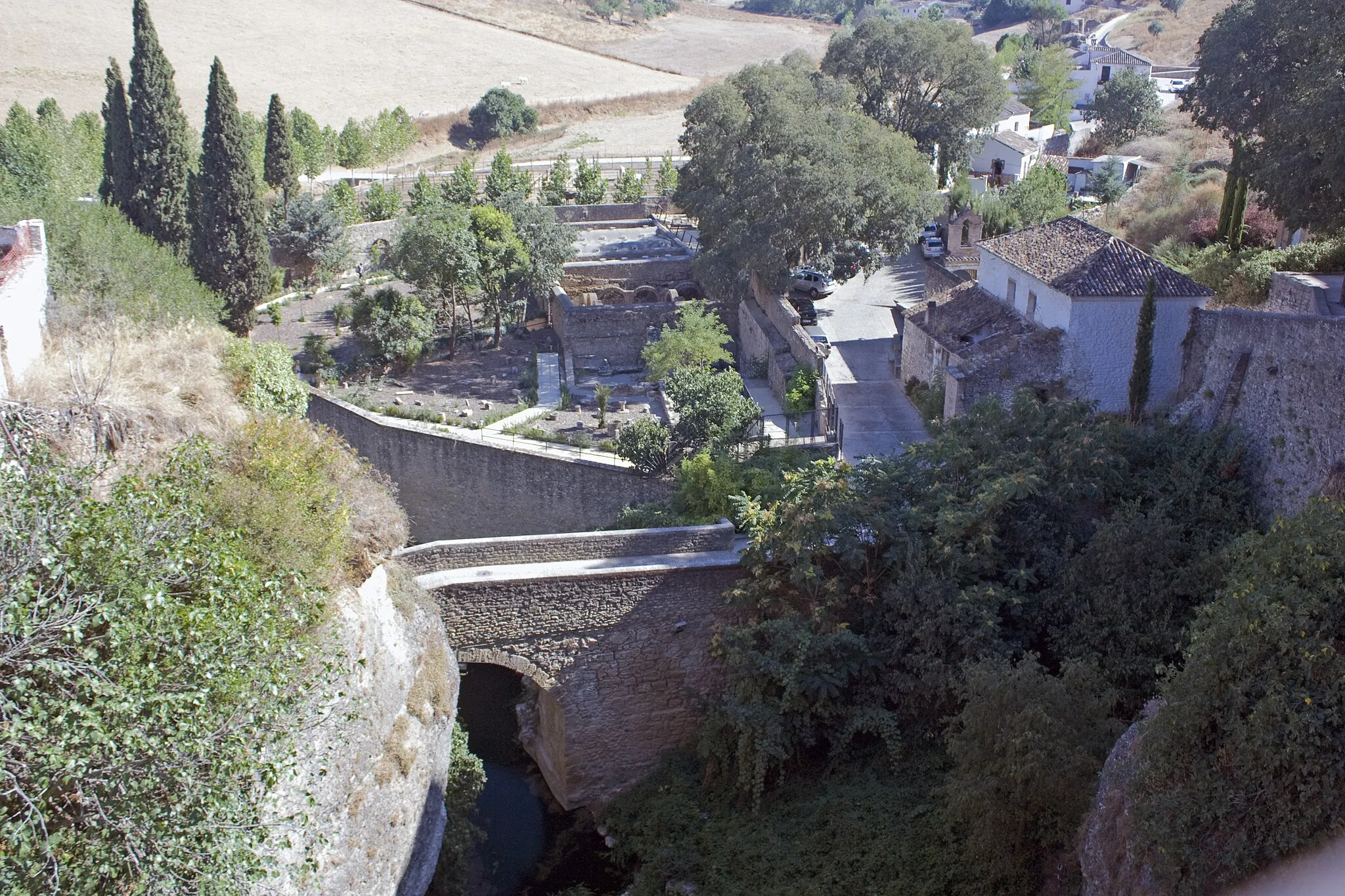 Photo showing: Old bridge and Arab baths, sawn from the Gardens of the Basin.