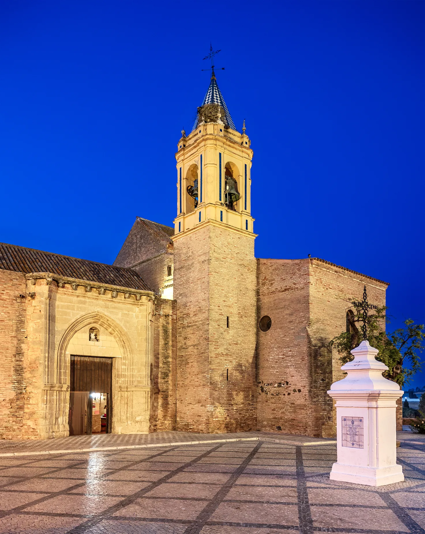 Photo showing: Parish Church "San Jorge Mártir" of Palos de la Frontera (Huelva). From the 15th century and Gothic-Mudejar style. Photography taken during the nighttime "blue hour."