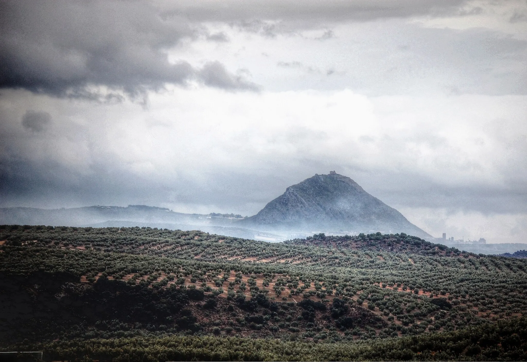 Photo showing: Vista general de la Peña de Martos con la ciudad a sus faldas.