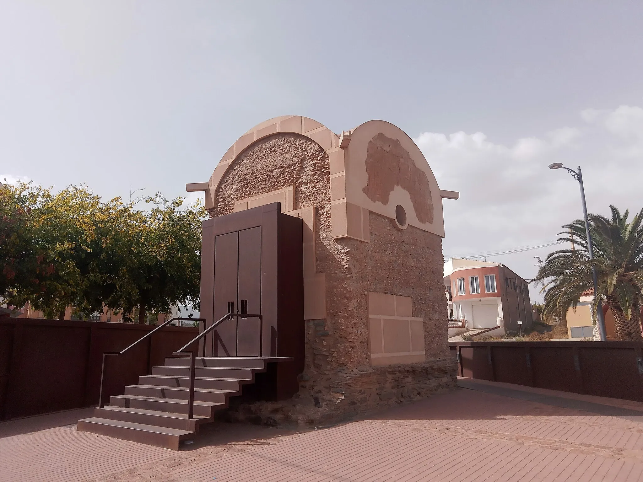 Photo showing: Mausoleo romano de Abla, rehabilitado sin respetar al monumento.