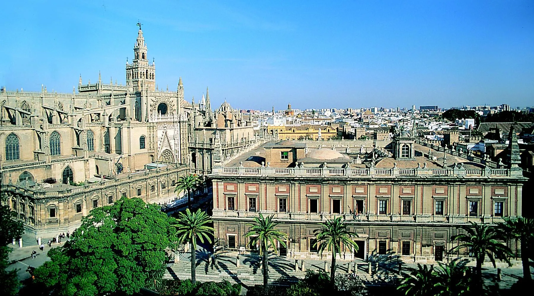 Photo showing: View of the Cathedral of Seville and the Archivo de Indias