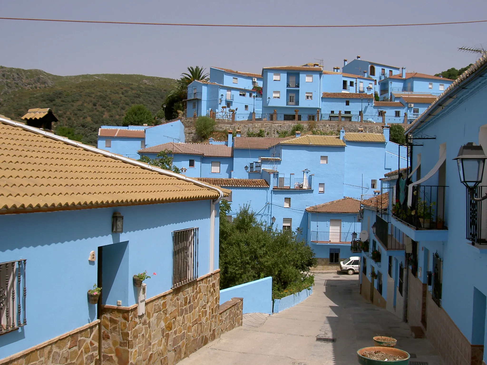 Photo showing: Entire town of Júzcar painted blue by Sony Pictures.