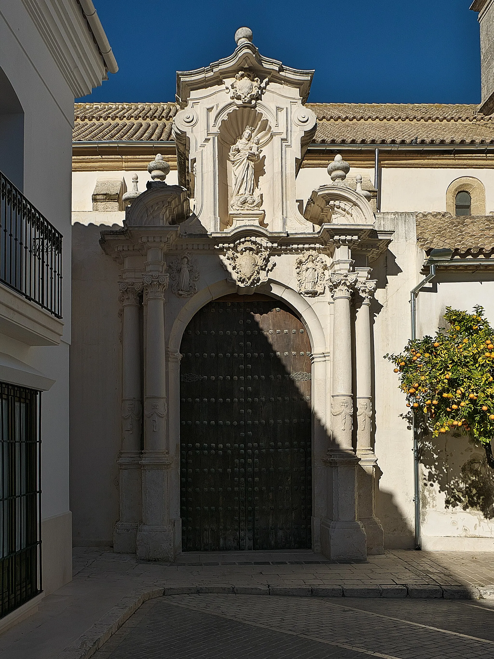 Photo showing: Portada meridional de la iglesia.