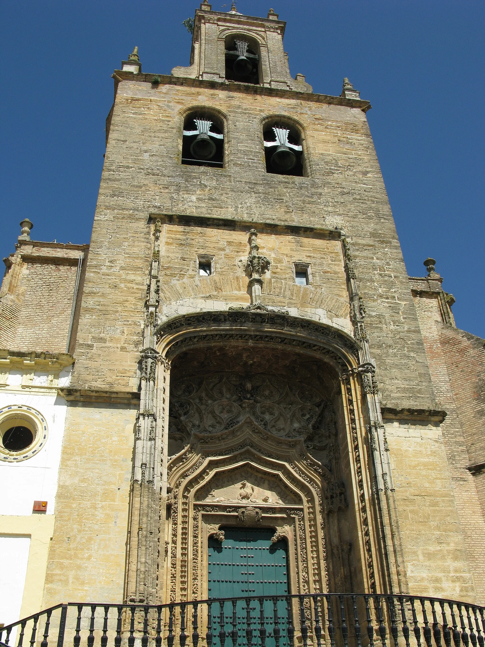 Photo showing: Iglesia de Santiago el Mayor, de Utrera (Sevilla). Iglesia parroquial, declarada Bien de Interés Cultural en calidad de Monumento histórico-artístico desde 1977.[1] Es un templo gótico del siglo XIV con una larga historia. Su planta de tipo de salón se encuentra dividida por pilares fasciculados y cubiertas de bóvedas nervadas de gran belleza. Posteriormente, las naves se vieron completadas con cúpula renacentista y capillas barrocas y neoclásicas.
Referencias

↑ BOE núm. 25, de 29 de enero de 1977, página 2.223.