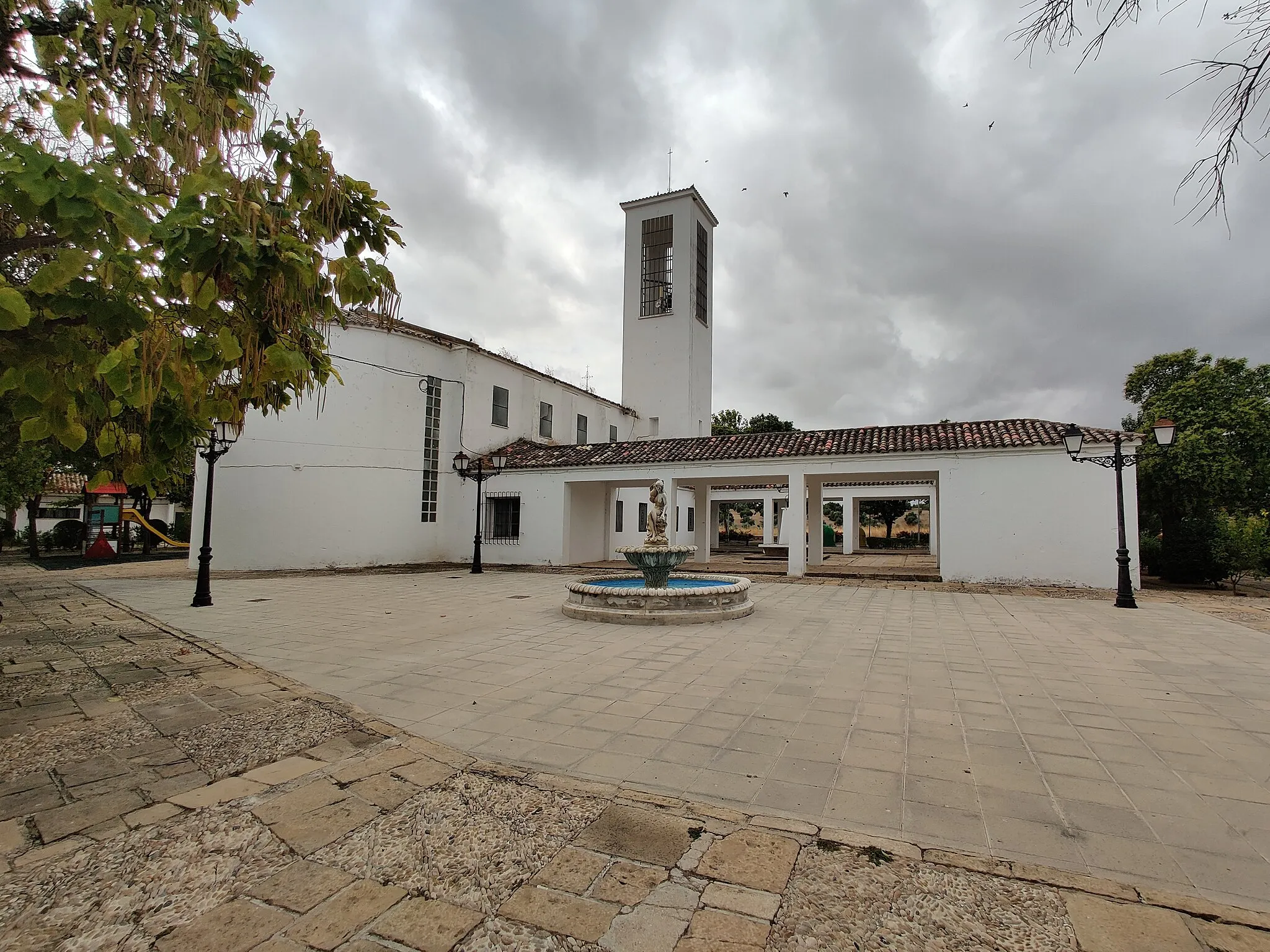 Photo showing: Plaza de la iglesia de Sotogordo, Jaén.