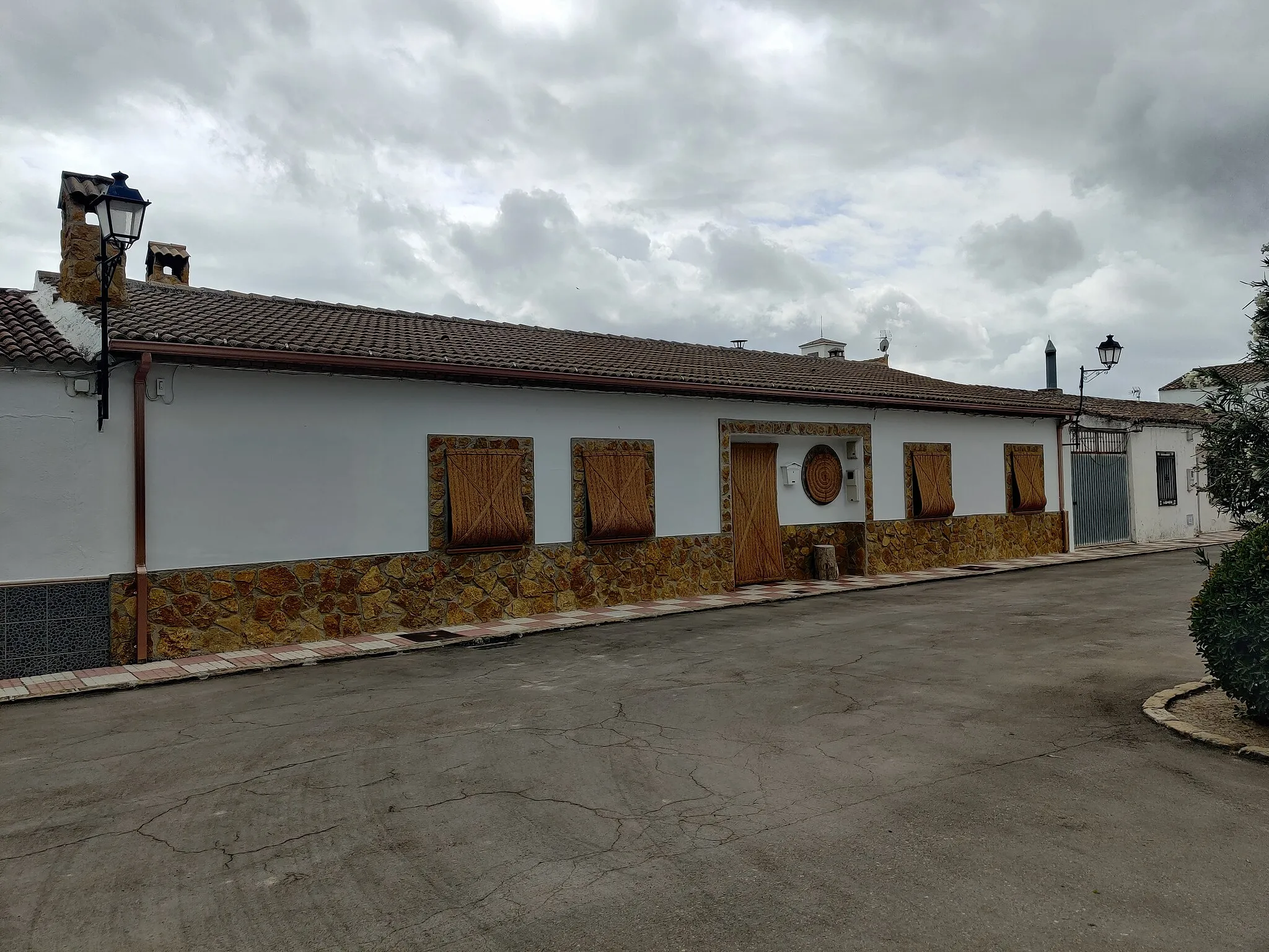 Photo showing: Casa en Sotogordo con persianas y puertas de pleita.