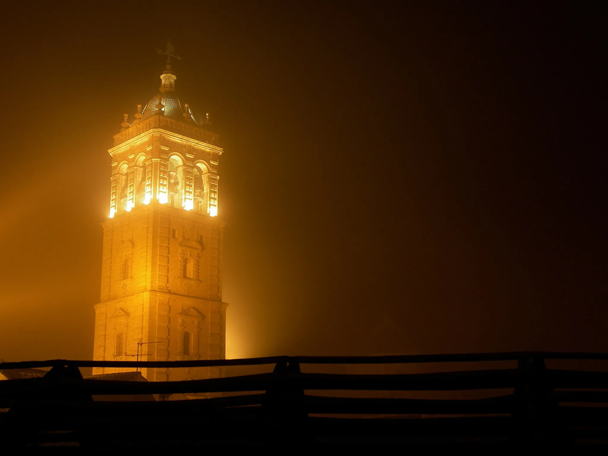 Photo showing: Foto para el concurso Wiki loves monuments España de 2012.
Iglesia de Santiago en Montilla, Córdoba.

Foto nocturna y con niebla tomada desde una casa particular.