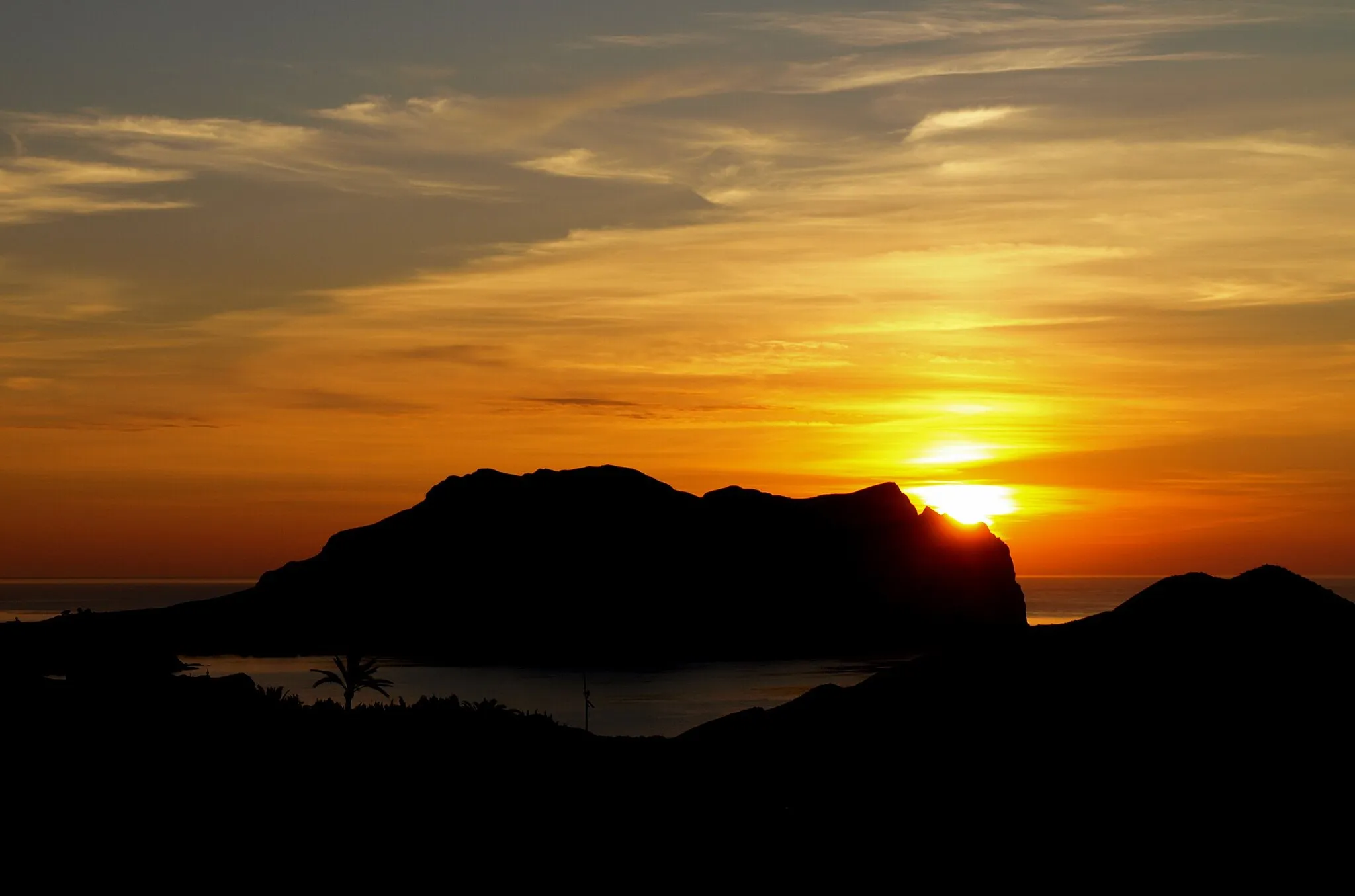 Photo showing: Sunrise in Calabardina (Murcia). View On Black