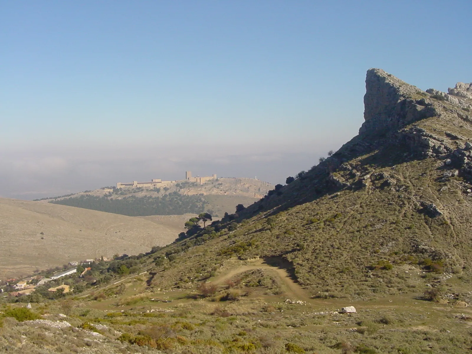 Photo showing: El castillo de jaén visto desde el inicio de la cresta de La Mella.