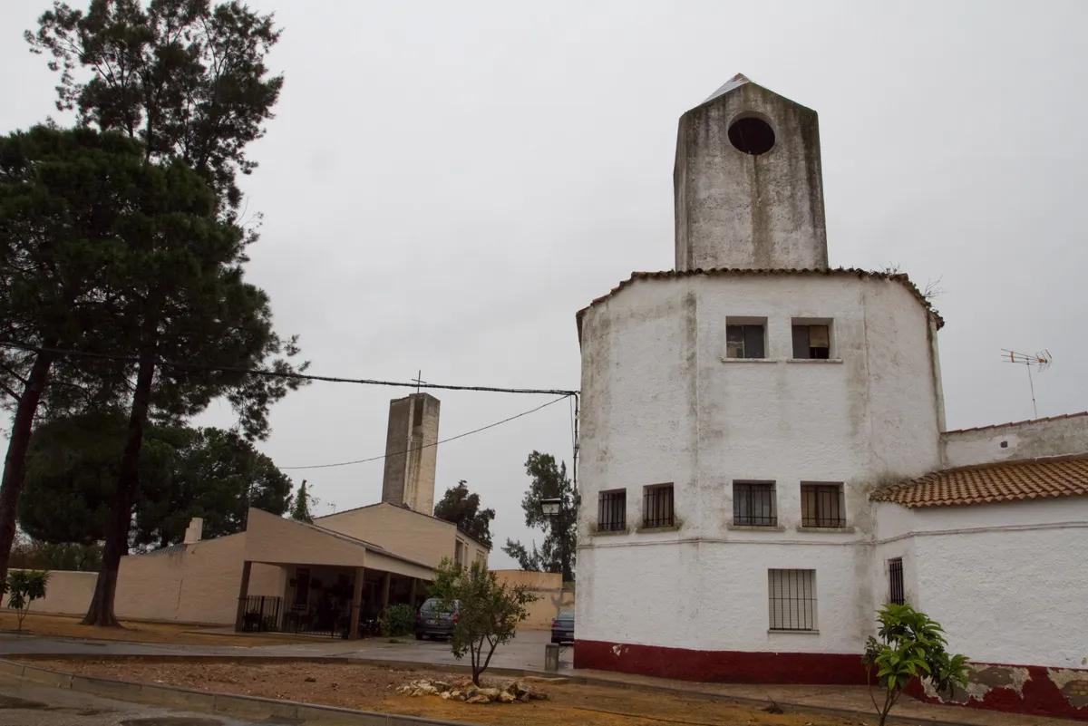 Photo showing: Vista del edificio administrativo y la iglesia a la izquierda