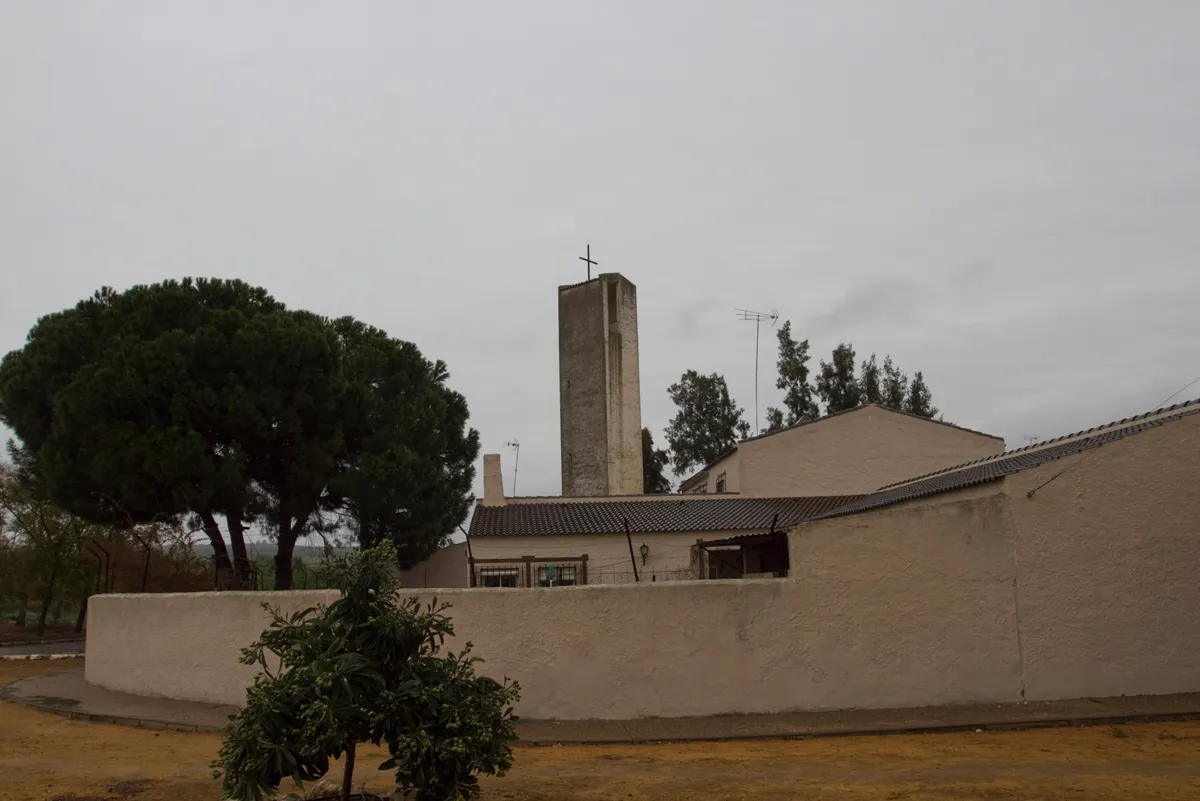 Photo showing: La Vereda- Vista de la Iglesia desde la parte trasera del edificio